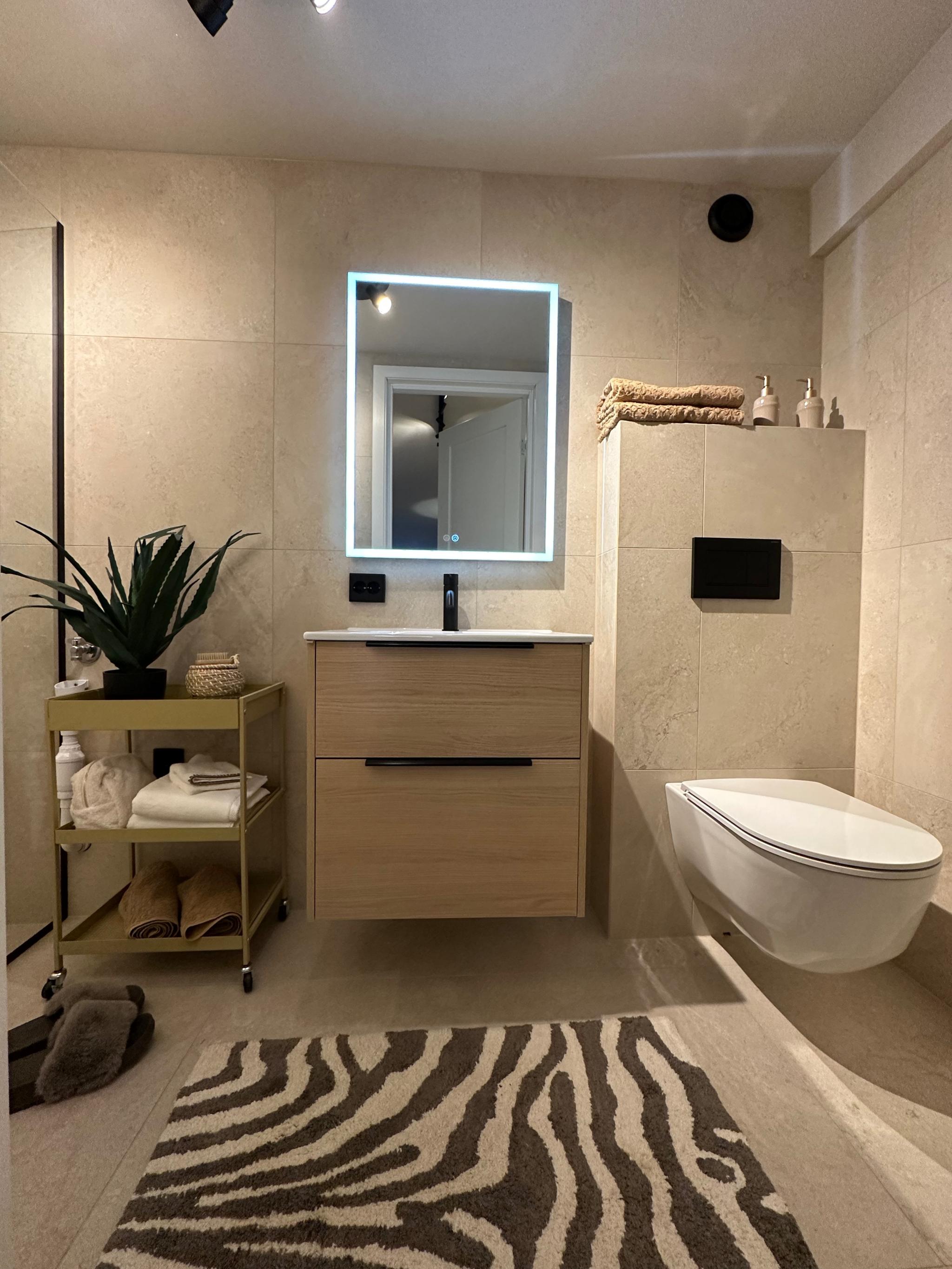 Bad.
Vaskemaskin settes inn ved innflytting. 