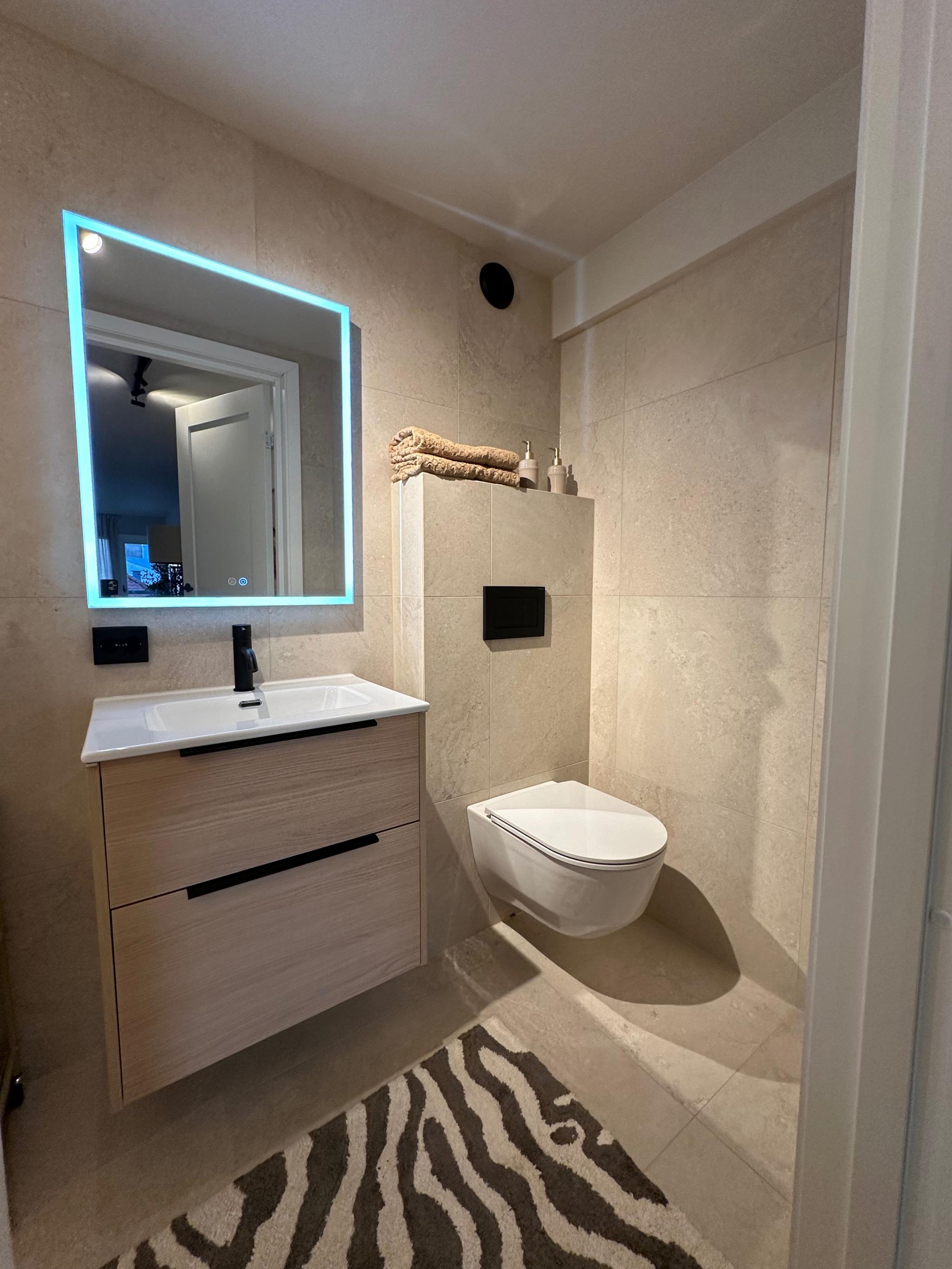 Bad.
Vaskemaskin settes inn ved innflytting. 