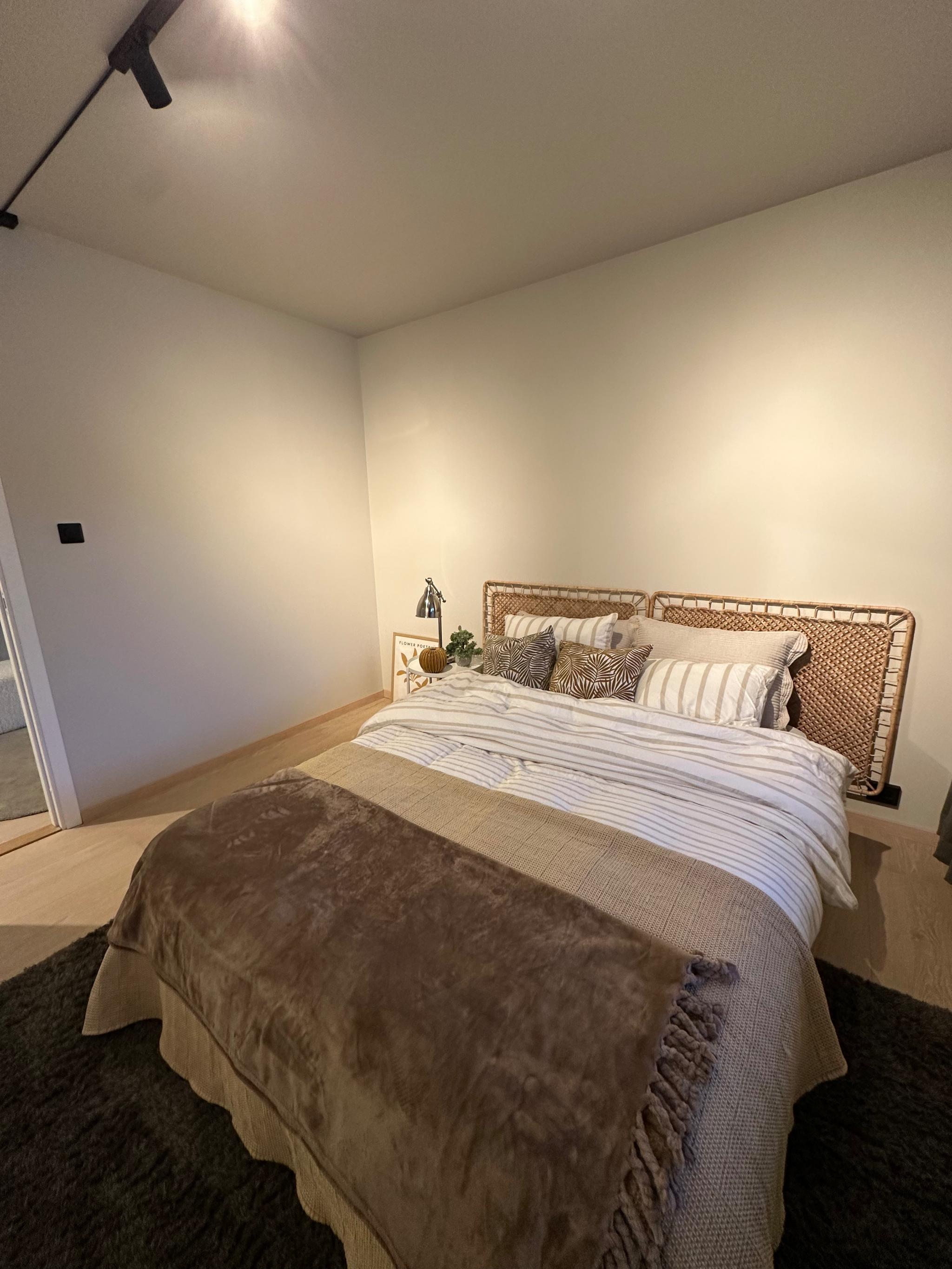 Soverom nr 1. Seng medfølger ikke. 
Klesoppbevaring settes inn ved innflytting. 