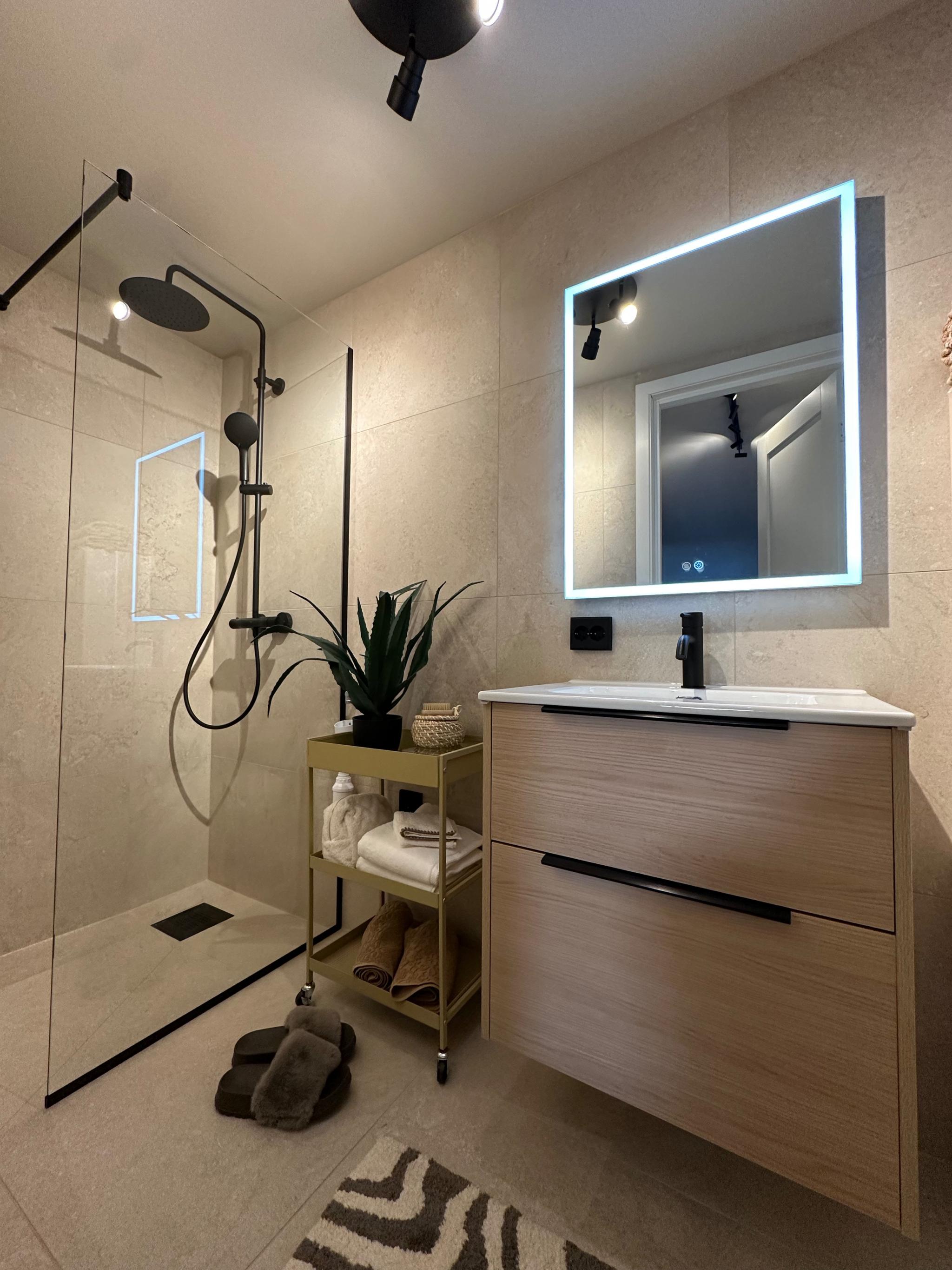 Bad.
Vaskemaskin settes inn ved innflytting. 