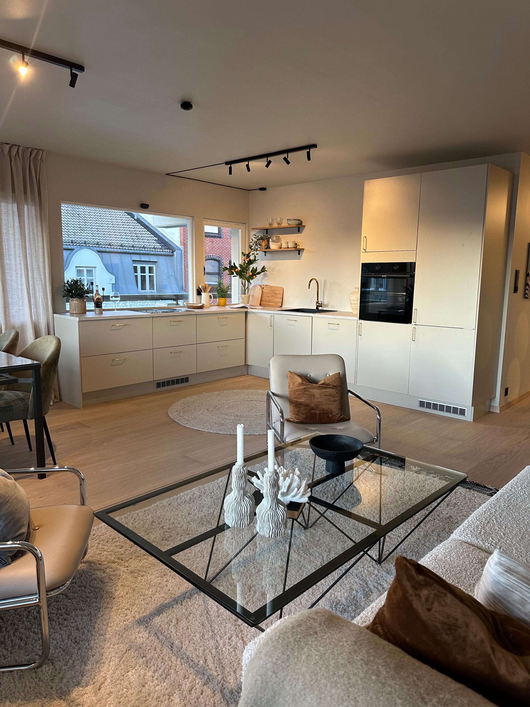 Åpen stue/kjøkken løsning. 
Sofa medfølger. Andre møbler medfølger ikke. 
Annet spisebord, sofabord og spisestuestoler settes inn før innflytting. 