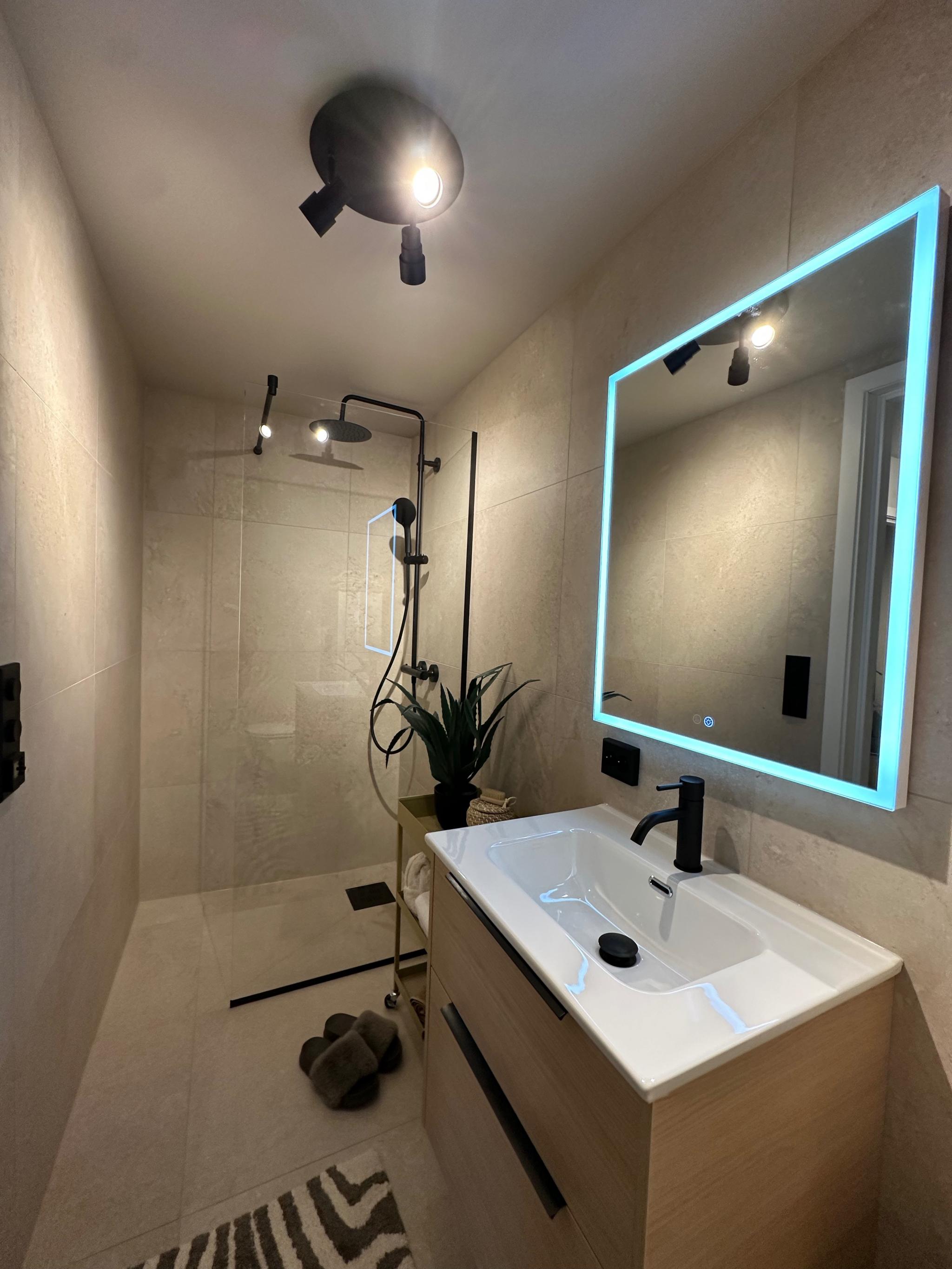 Bad.
Vaskemaskin settes inn ved innflytting. 