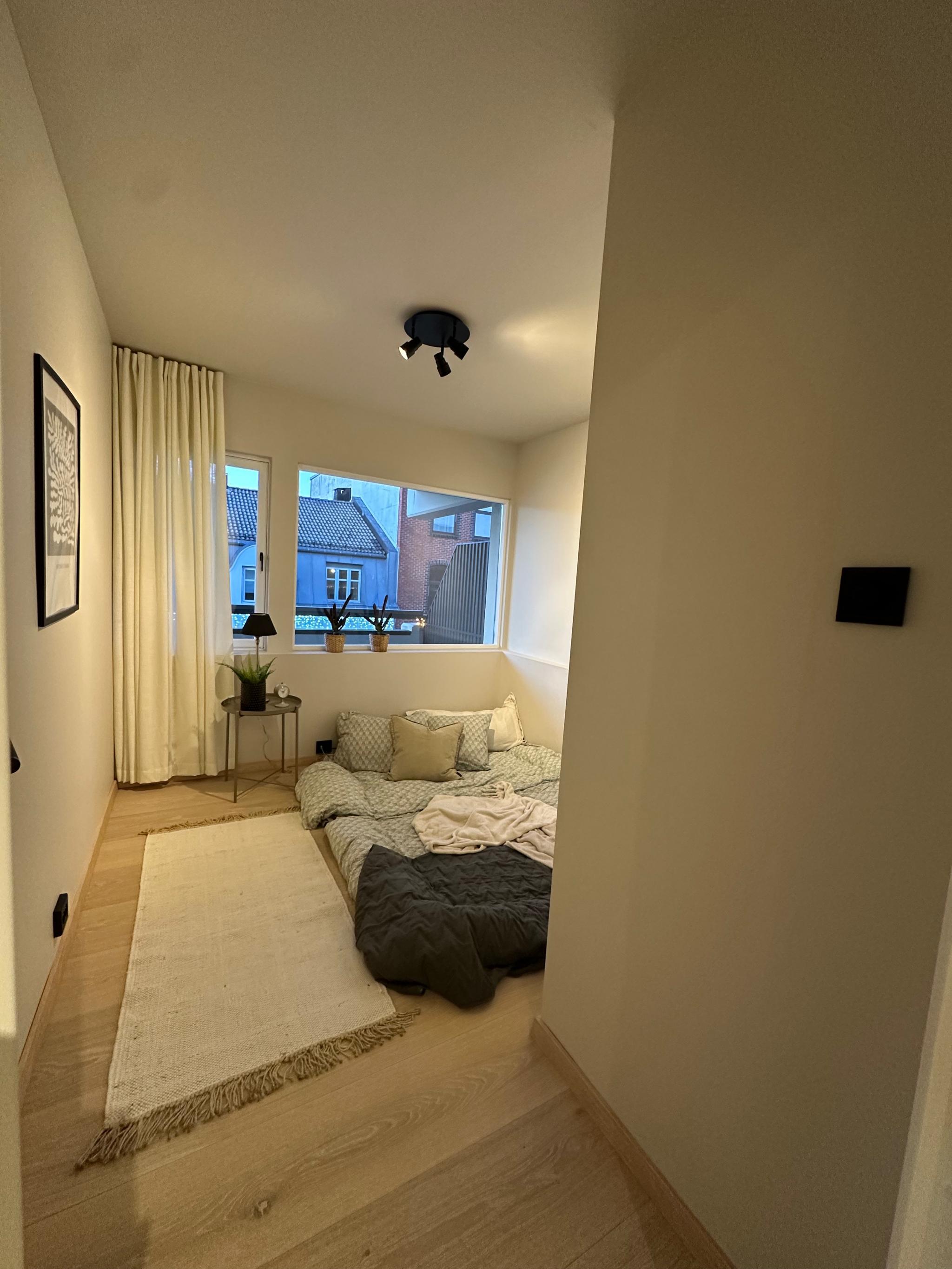 Soverom nr 2. Seng medfølger ikke. 
Klesoppbevaring settes inn ved innflytting. 