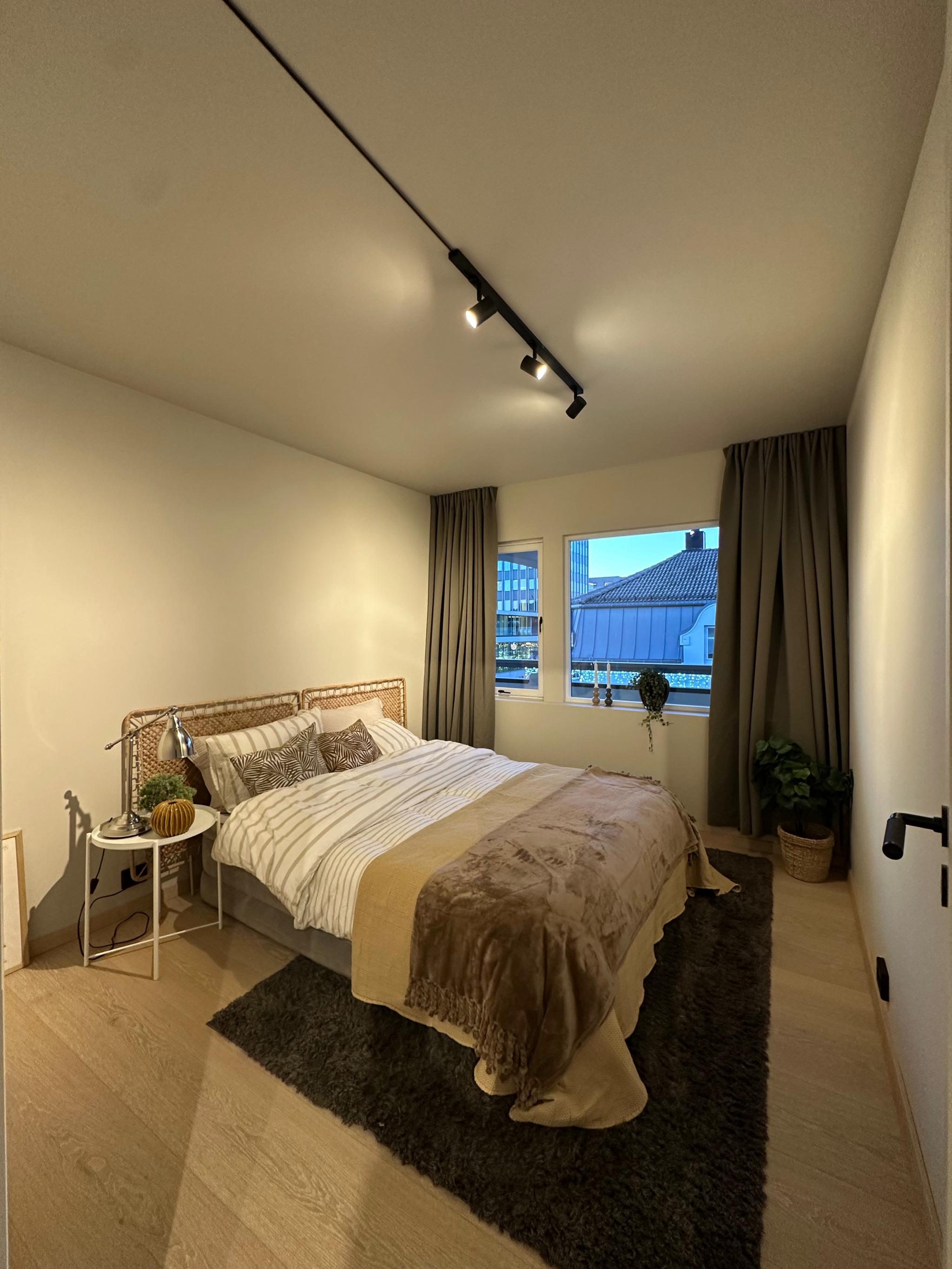 Soverom nr 1. Seng medfølger ikke. 
Klesoppbevaring settes inn ved innflytting. 