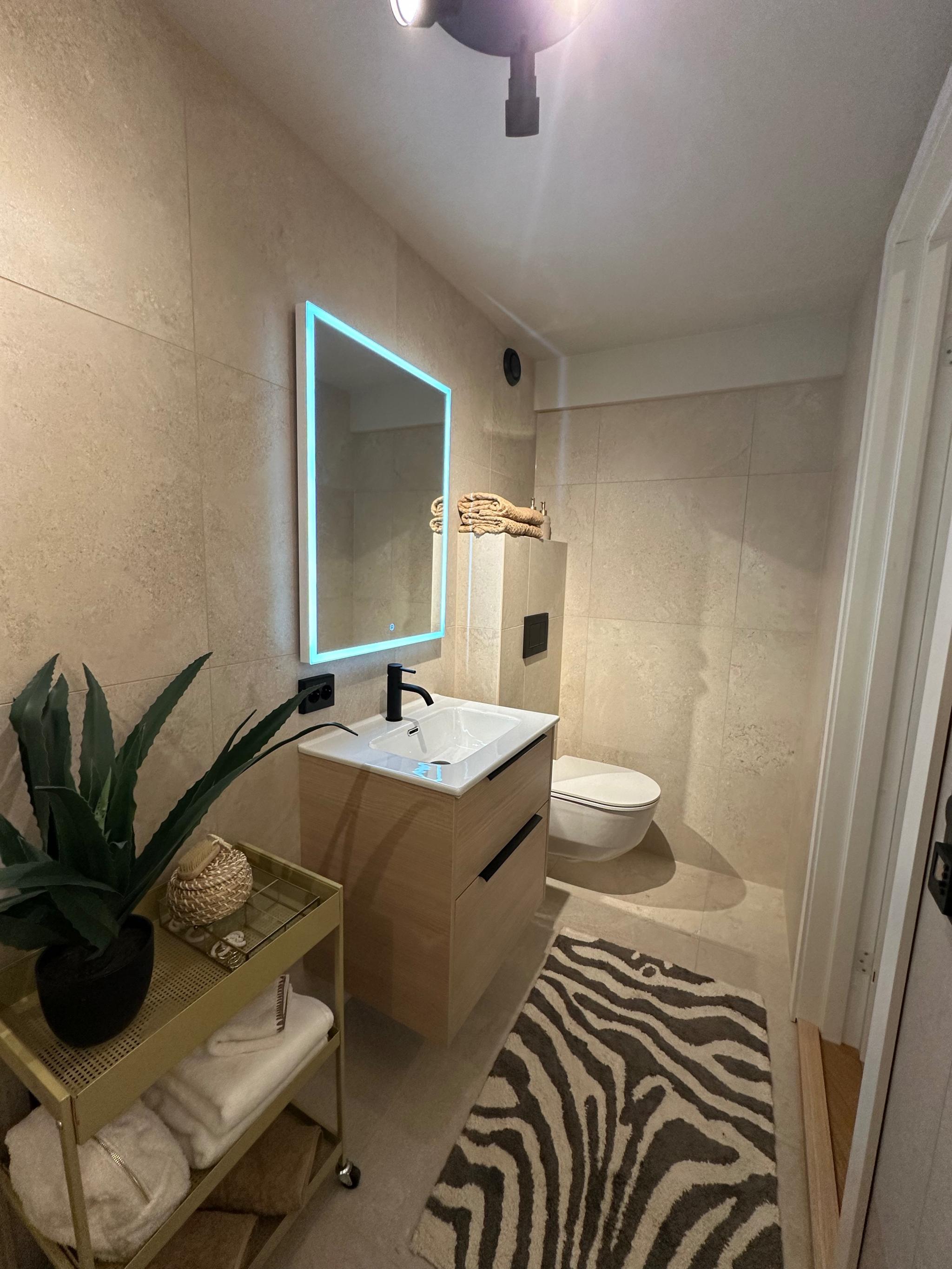 Bad.
Vaskemaskin settes inn ved innflytting. 