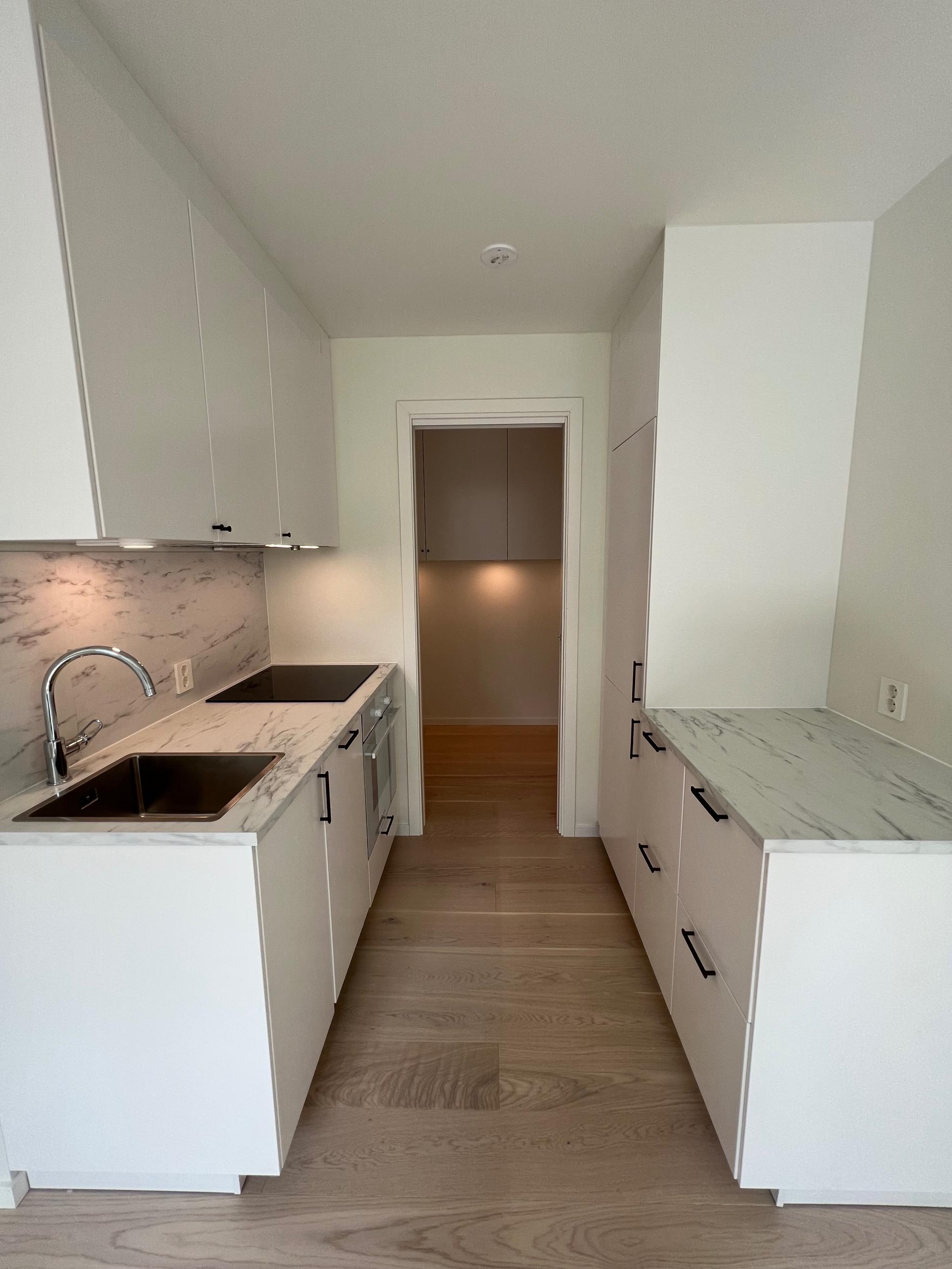 Bak kjøkkenet er det en sovealkove med praktisk skyvedør