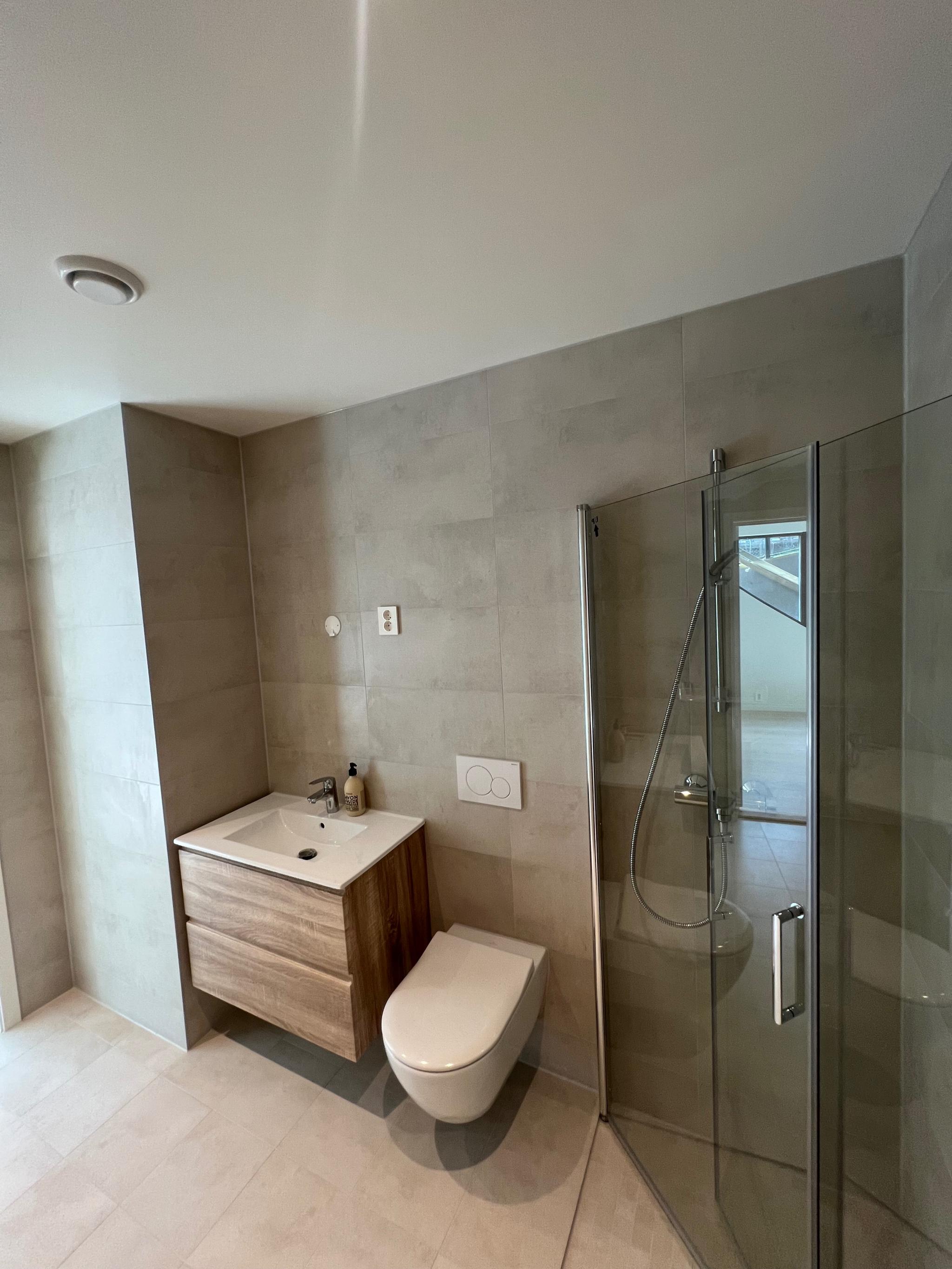 Romslig bad med mulighet for vaskemaskin. Speil med lys er montert etter dette bildet ble tatt.