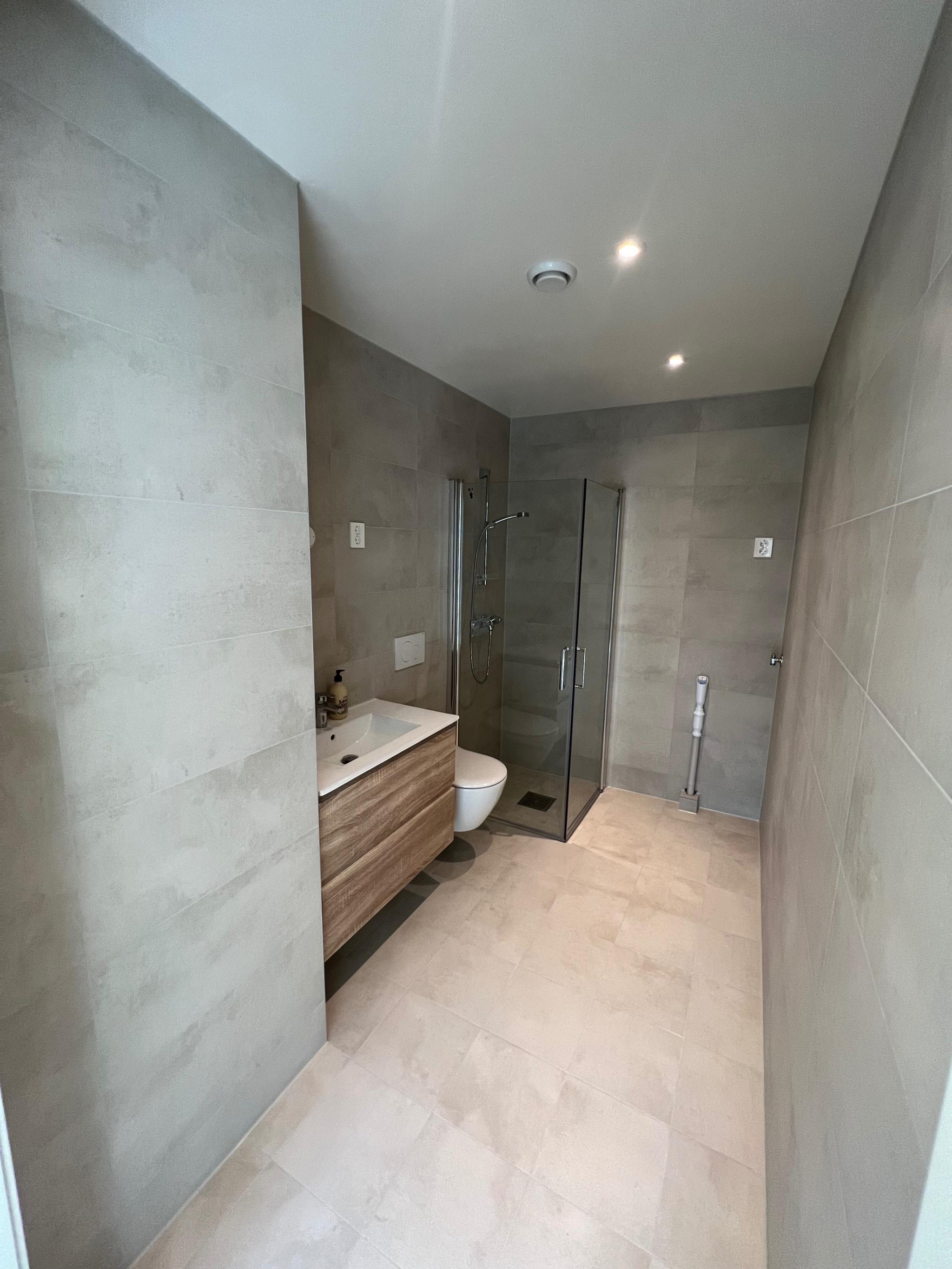 Romslig bad med mulighet for vaskemaskin. Speil med lys er montert etter dette bildet ble tatt.