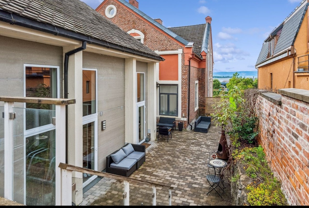 Skjermet inngangsparti til leilighet