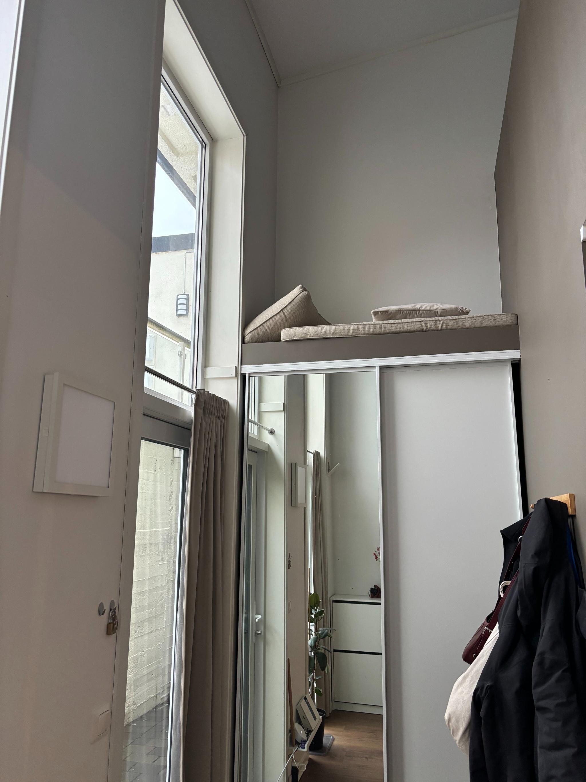 Skyvedørsgarderobe med god plass til oppbevaring