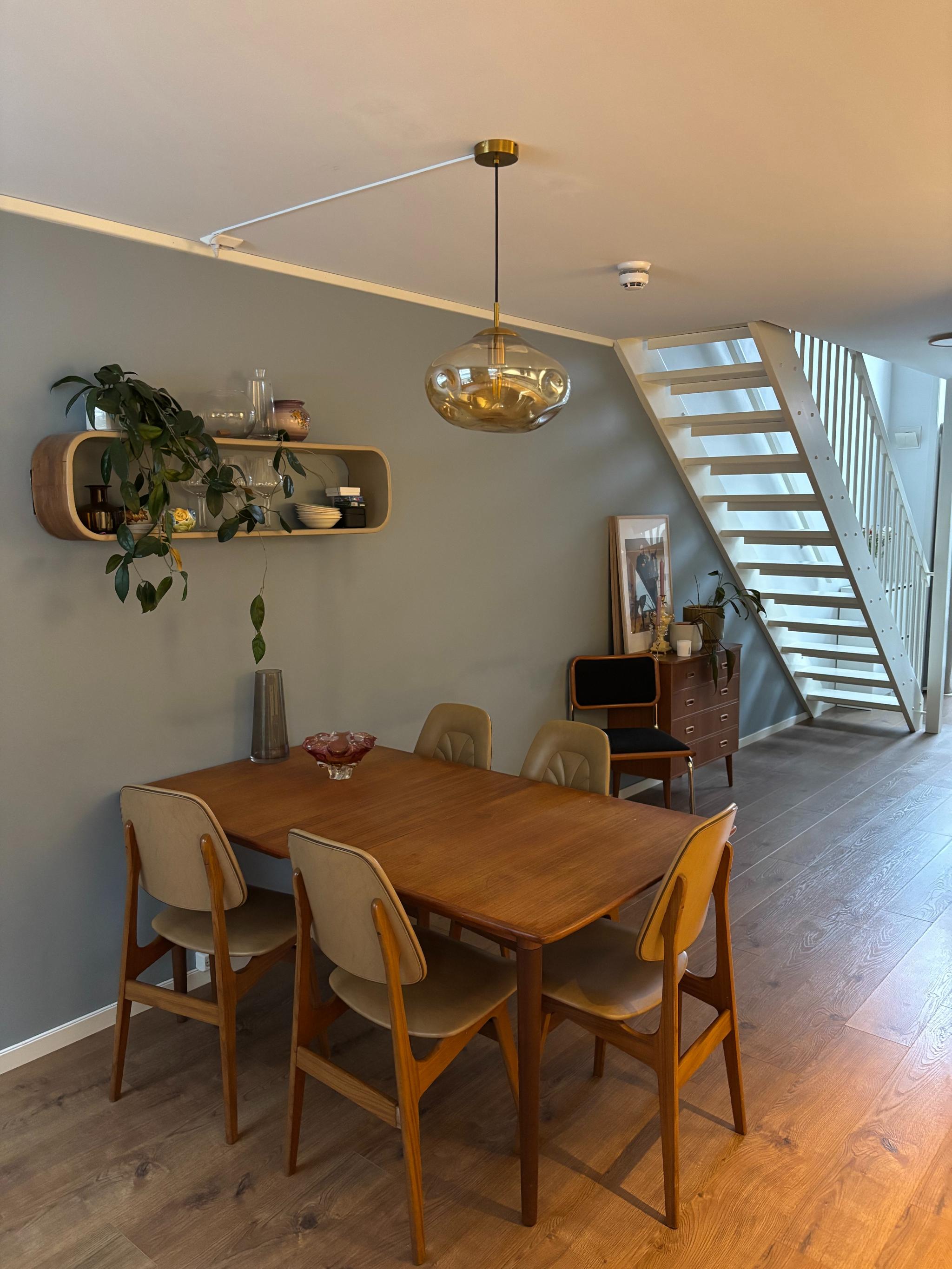 Kommode under trapp inkludert