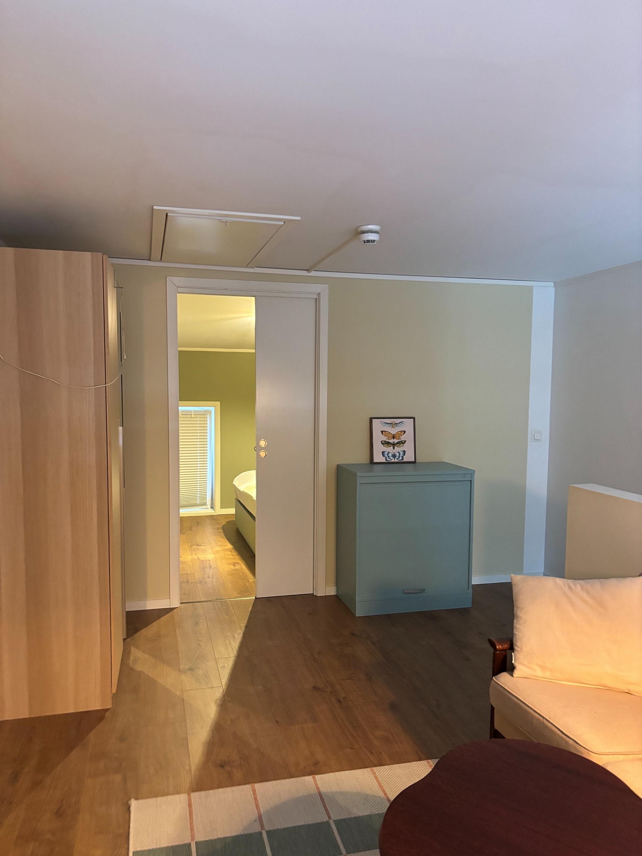 Blå kommode inkludert