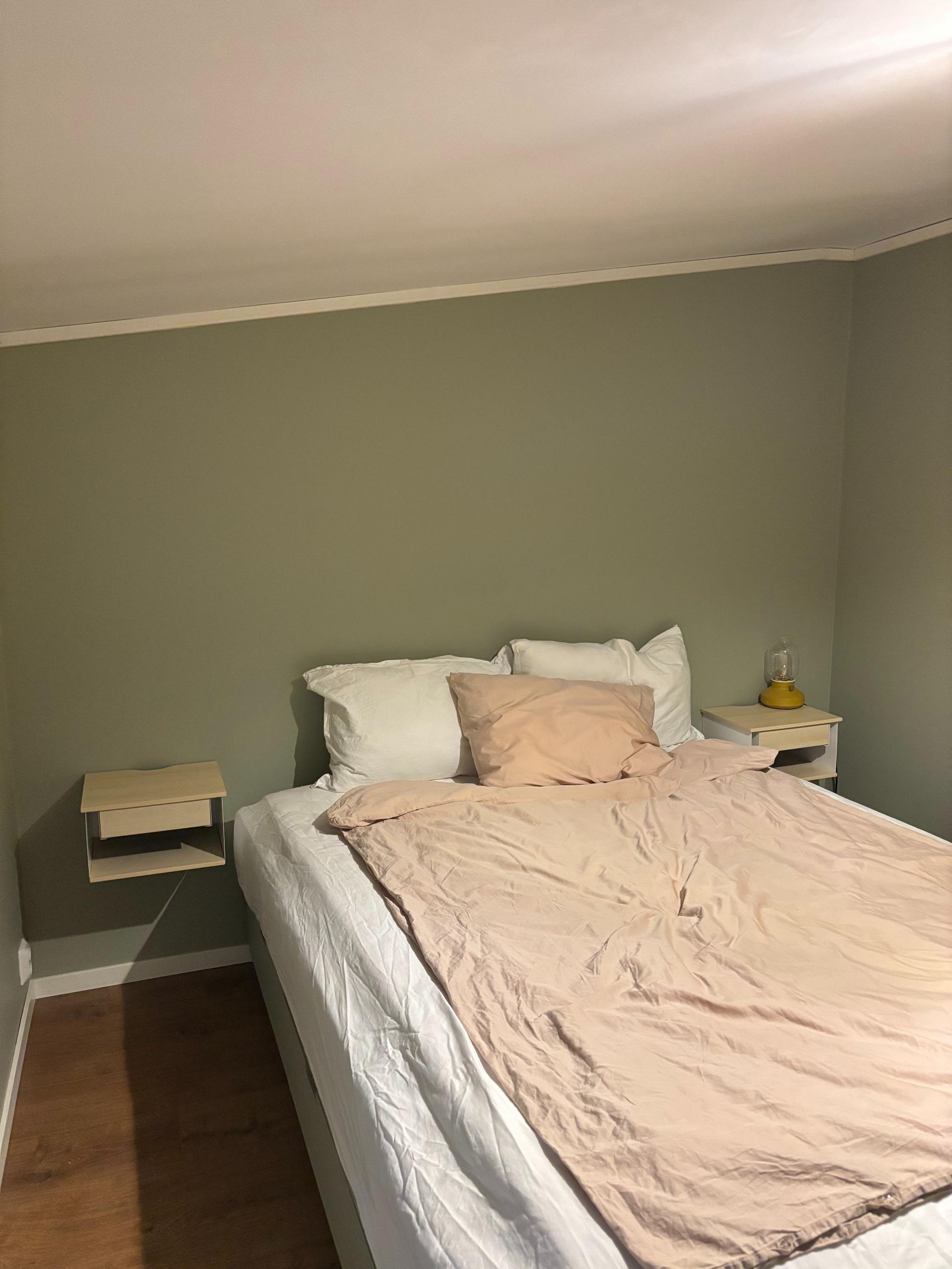 Vegghengt nattbord inkludert