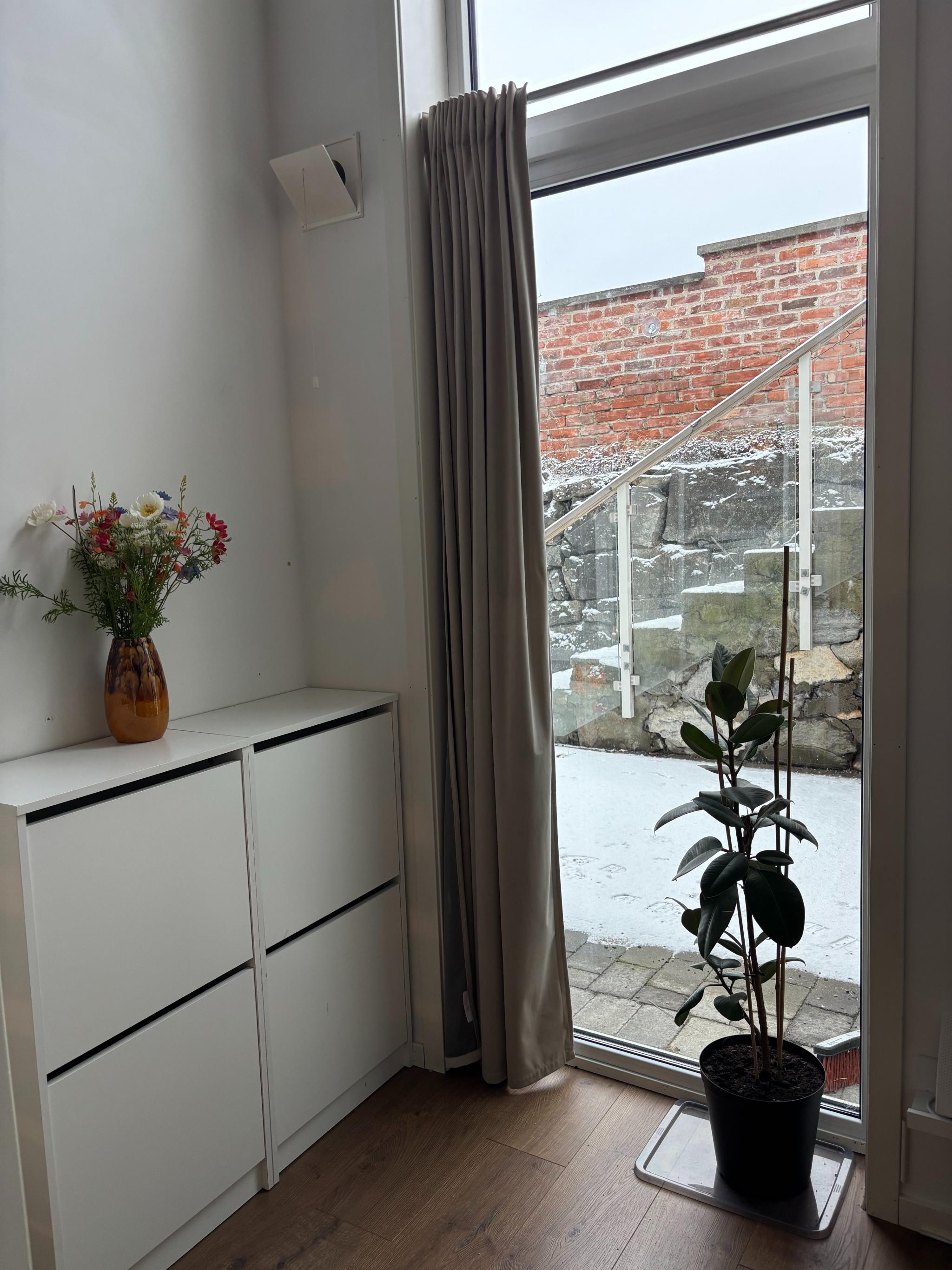 Skoskap og gardiner inkludert