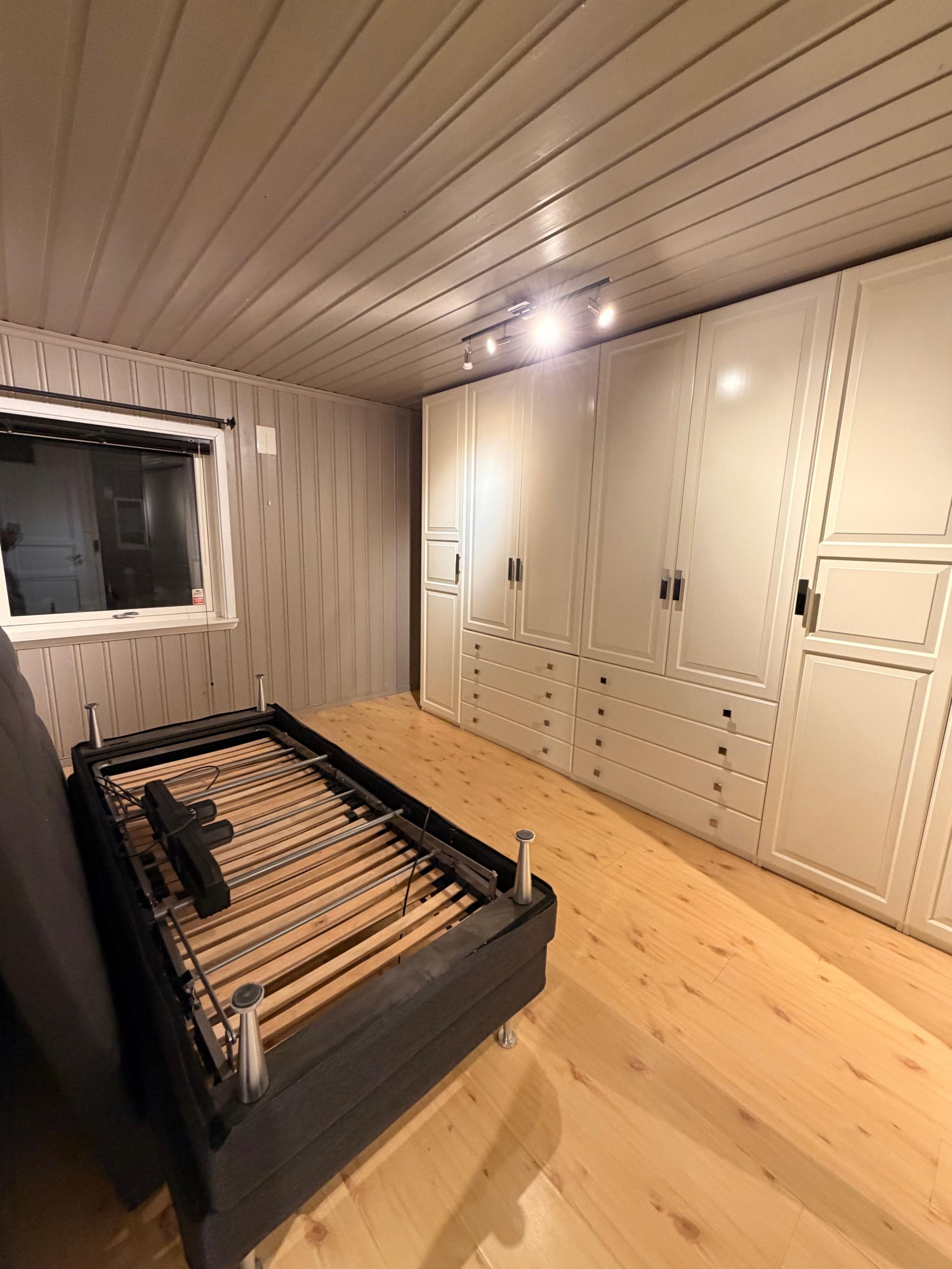 Soverom med masse skapplass. Også mulighet for tv inne i skapet