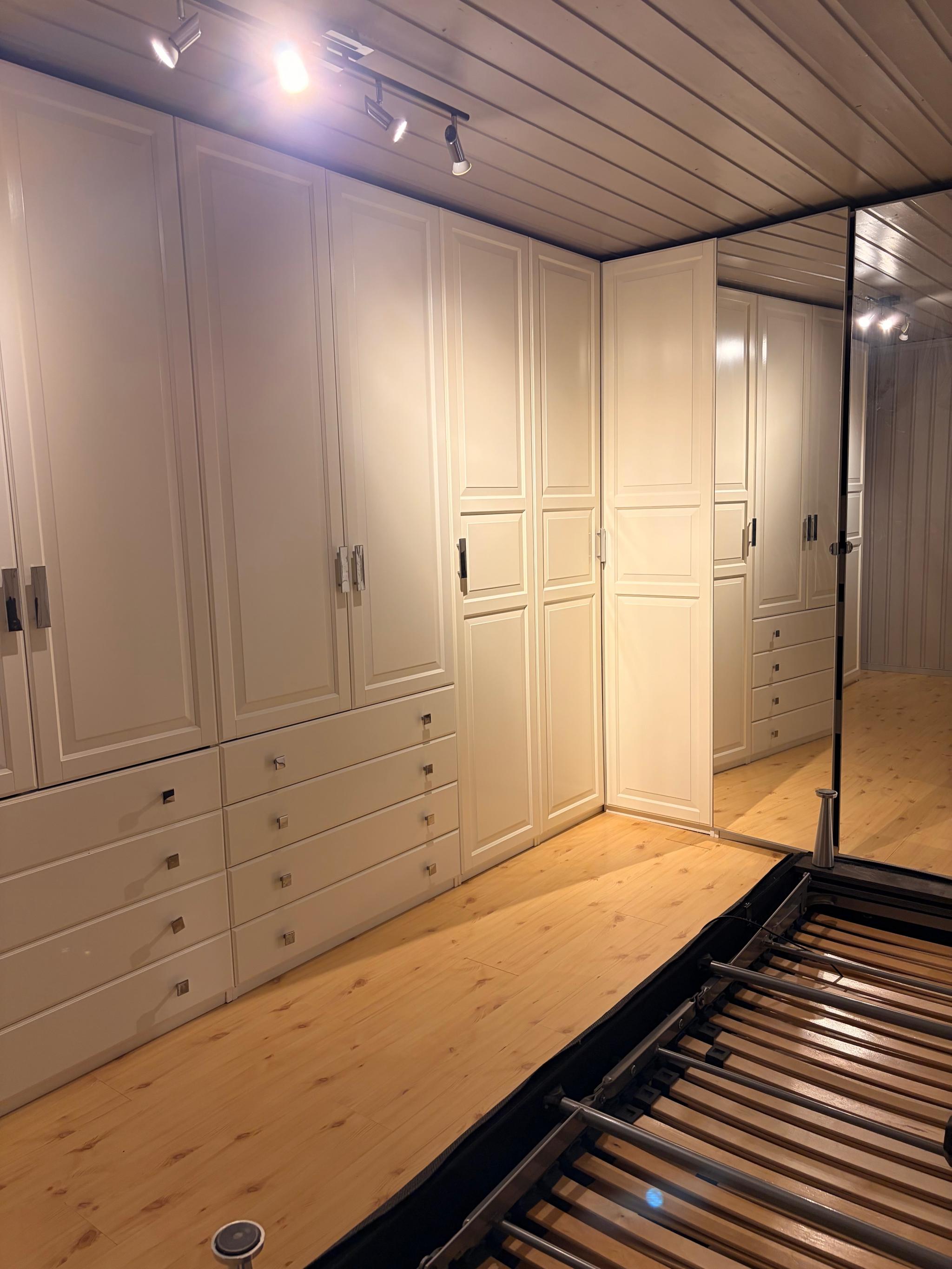 Soverom med masse skapplass