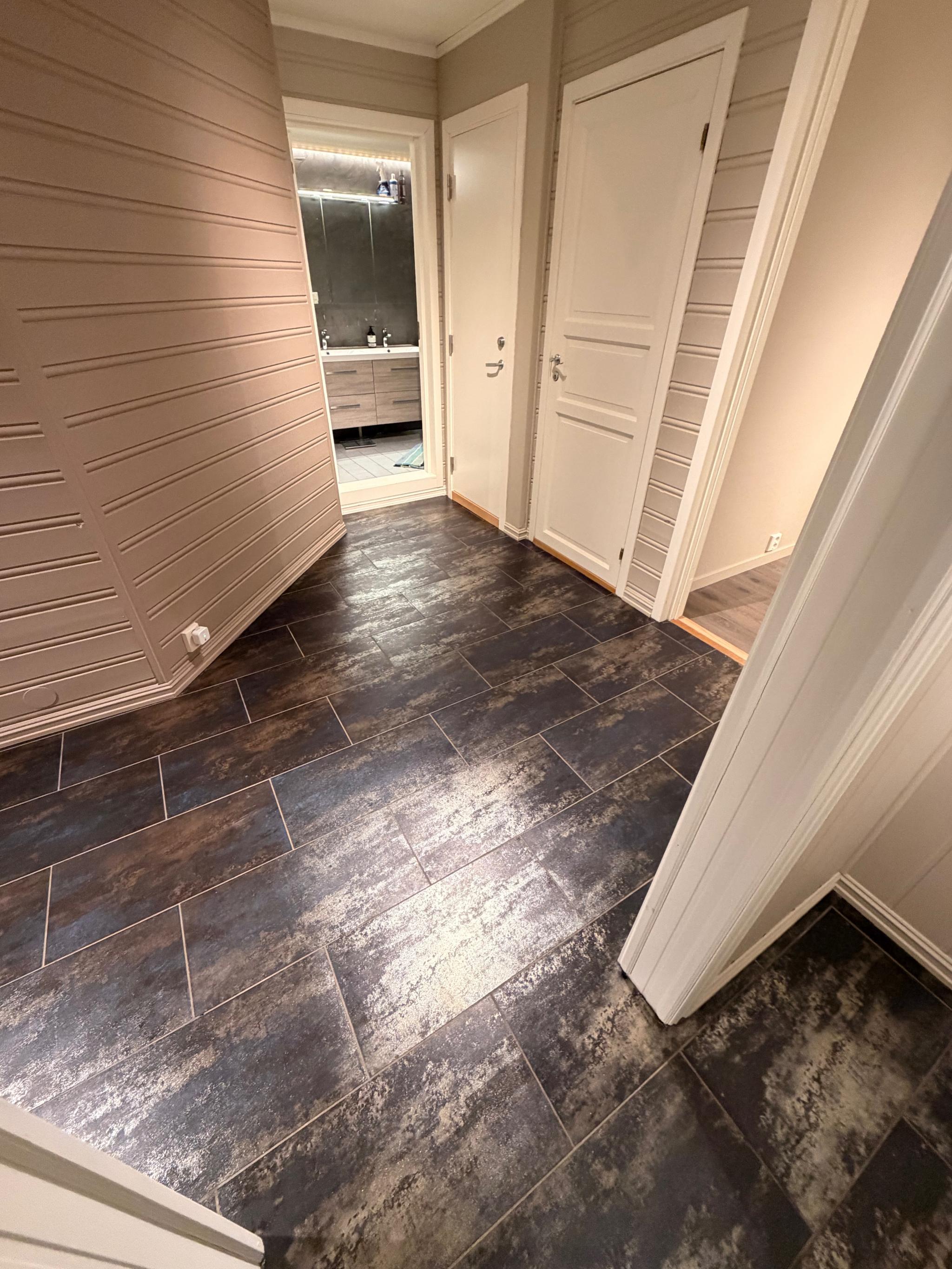 Fra gangen, under trappen er det stort rom for lagring.