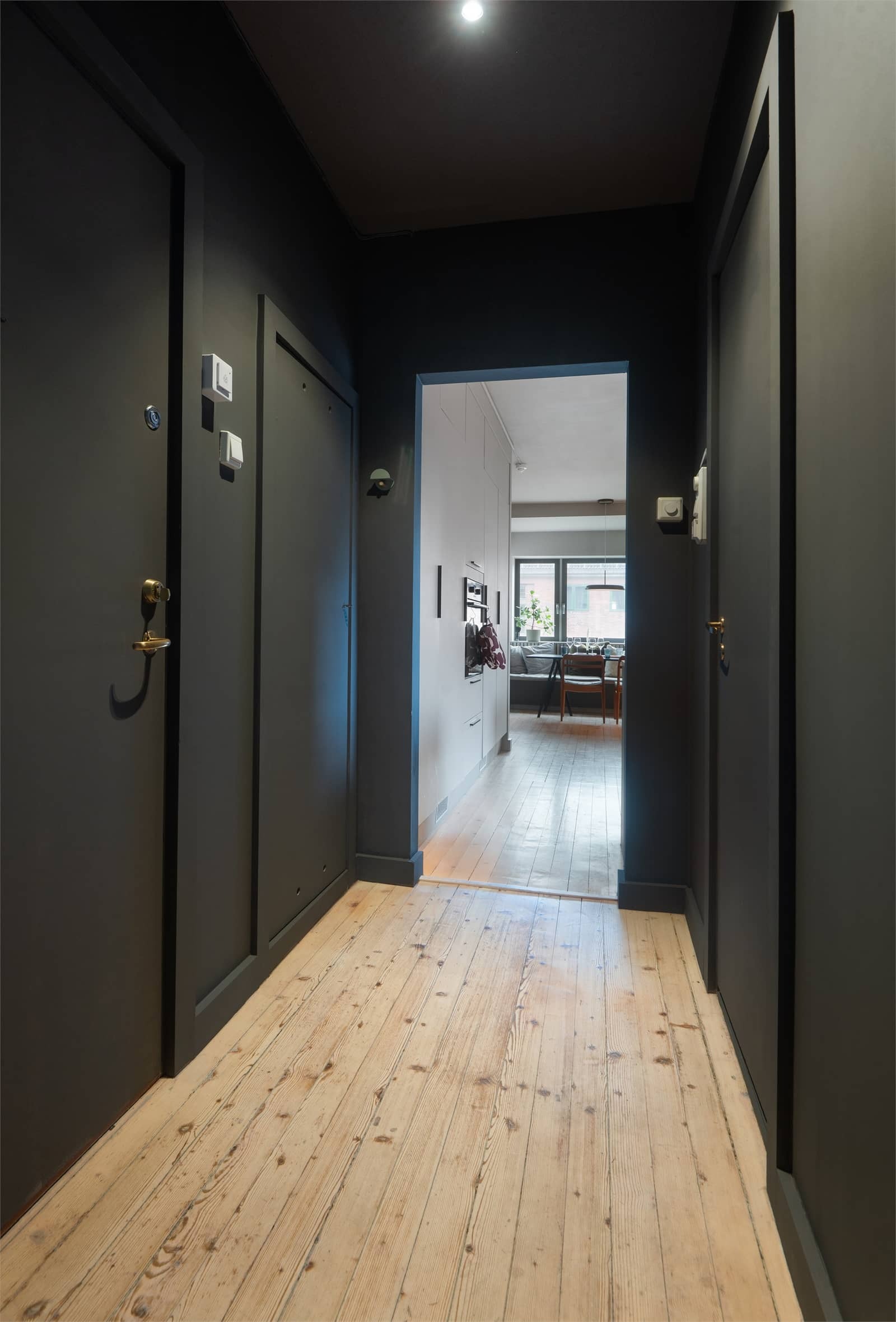 Leiligheten har god innvendig lagringsplass i bod, perfekt for oppbevaring av støvsuger, strykebrett og lignende.
Det fins også en kjellerbod på 4kvm.