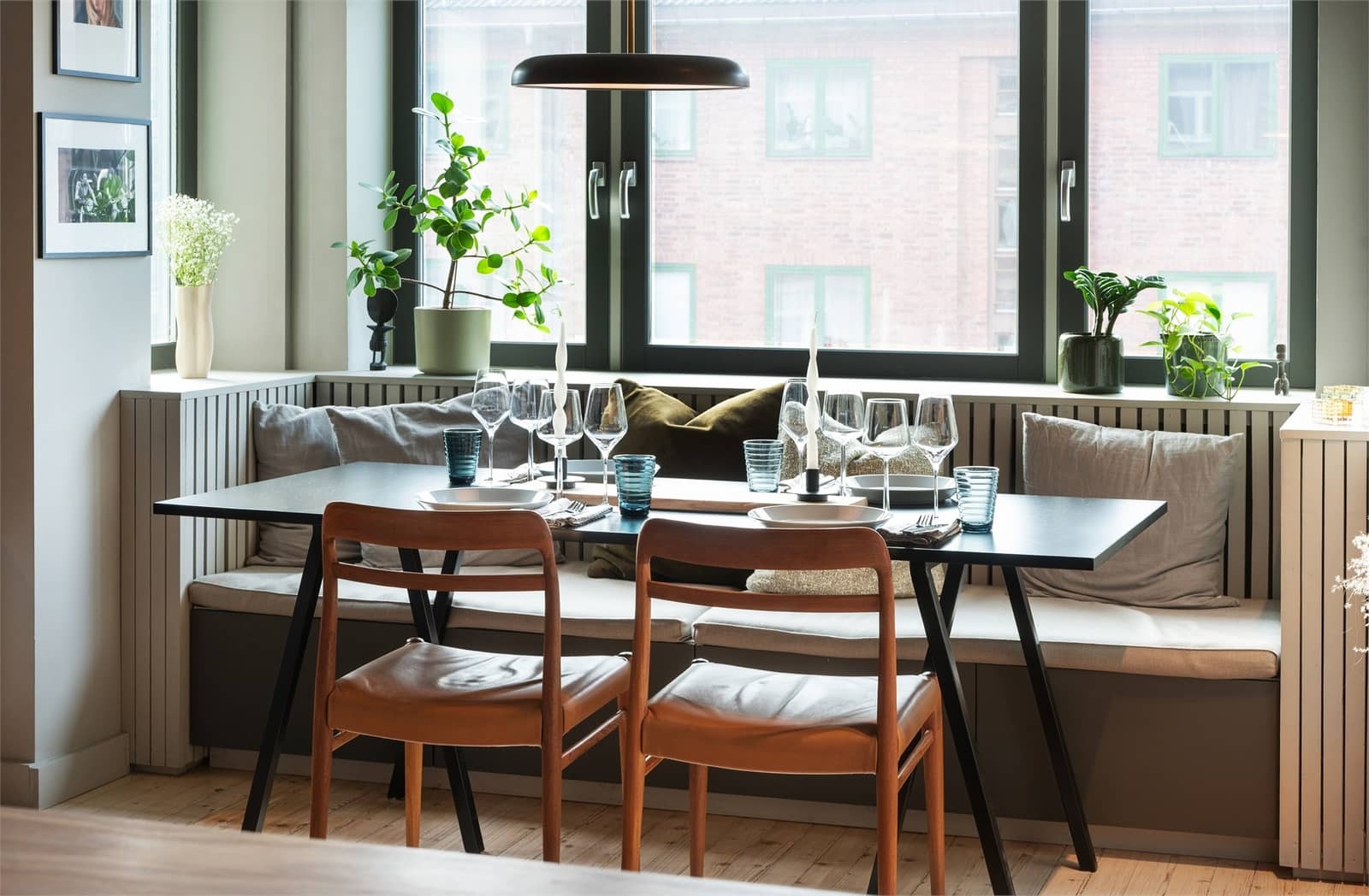 Leiligheten har gjennomtenkte løsninger med blant annet plassbygd sittebenk med integrert oppbevaring.
