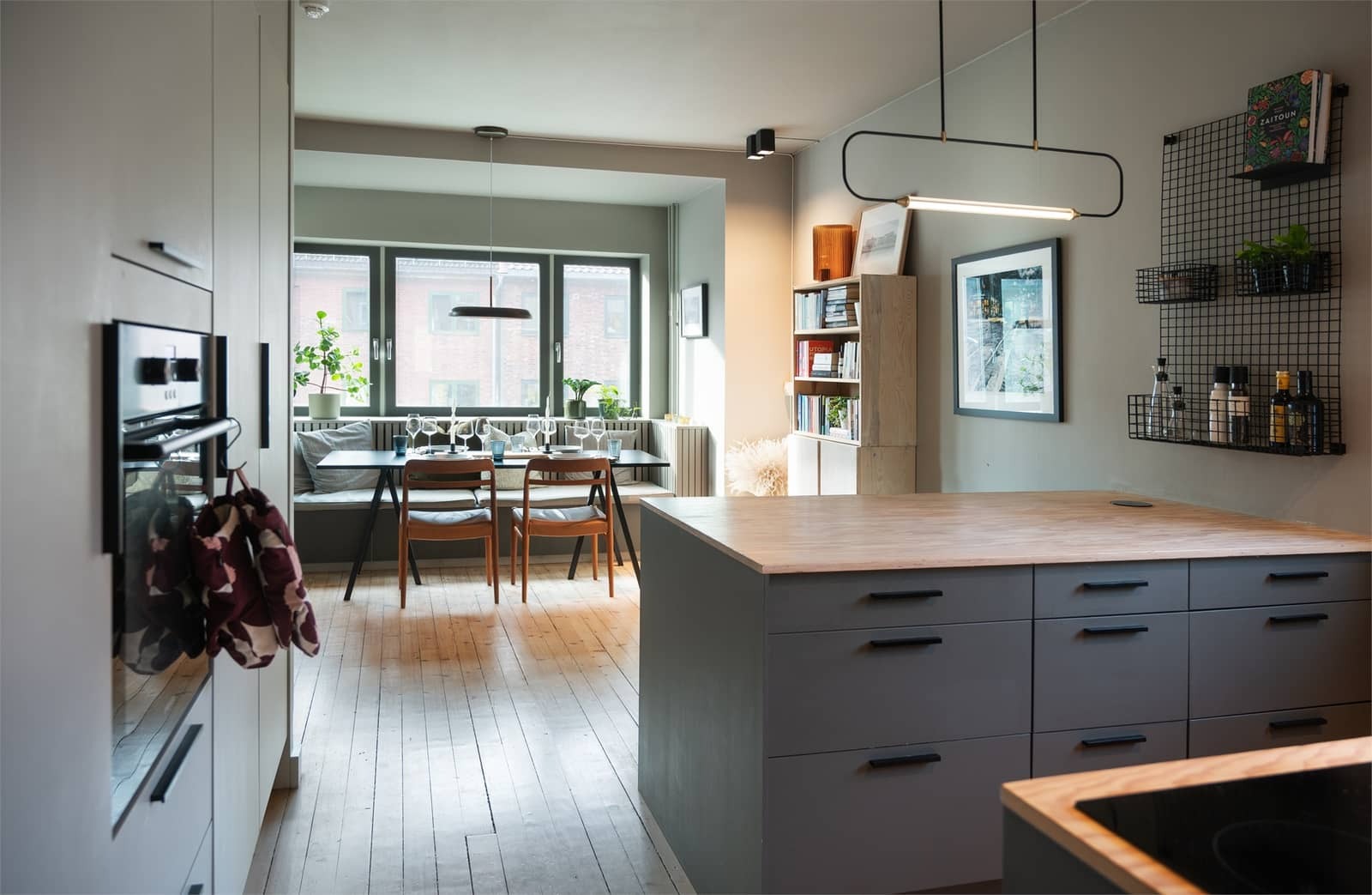 Det er lydisolerte vinduer mot Christian Michelsens gate.
