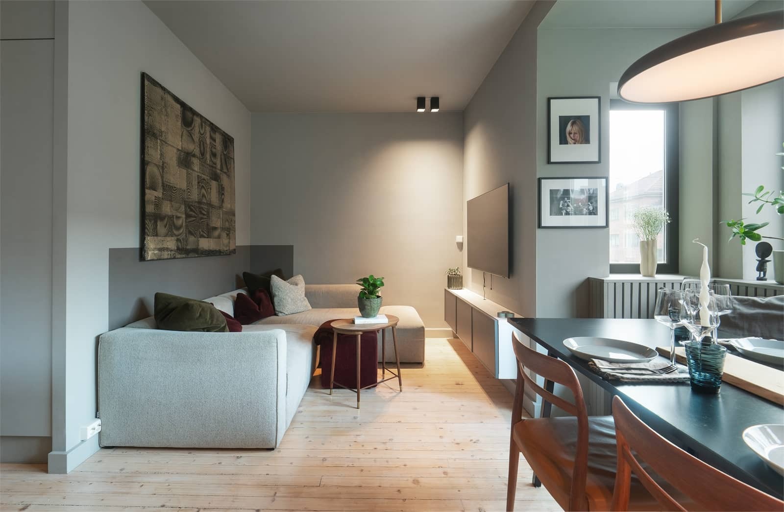 Stuen har plass til sofa og TV-møbler som får sin naturlige plass innerst i rommet.