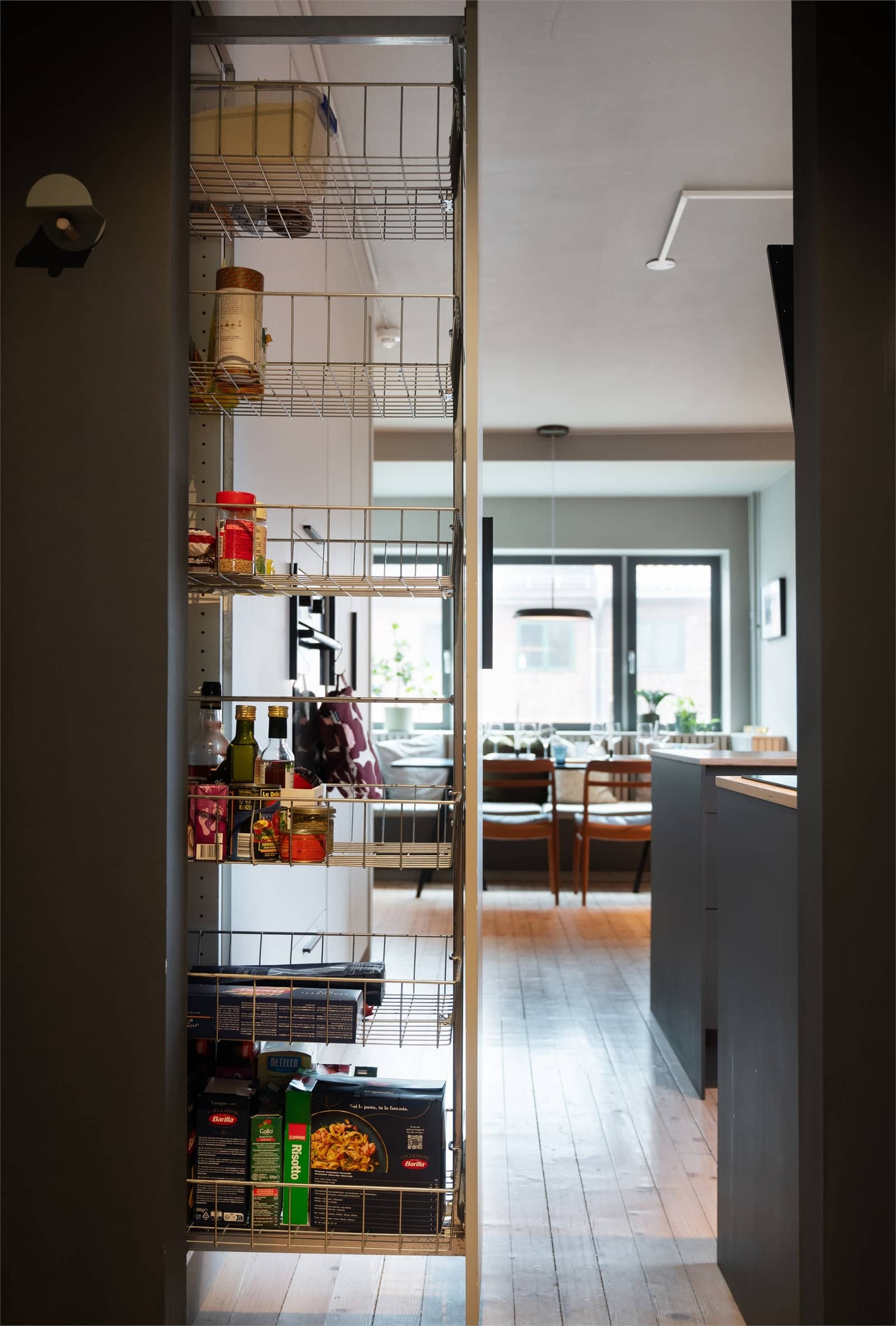 Gulv-til tak kjøle- og fryseløsninger og masse lagringsplass er en sjelden luksus i mindre leiligheter.
