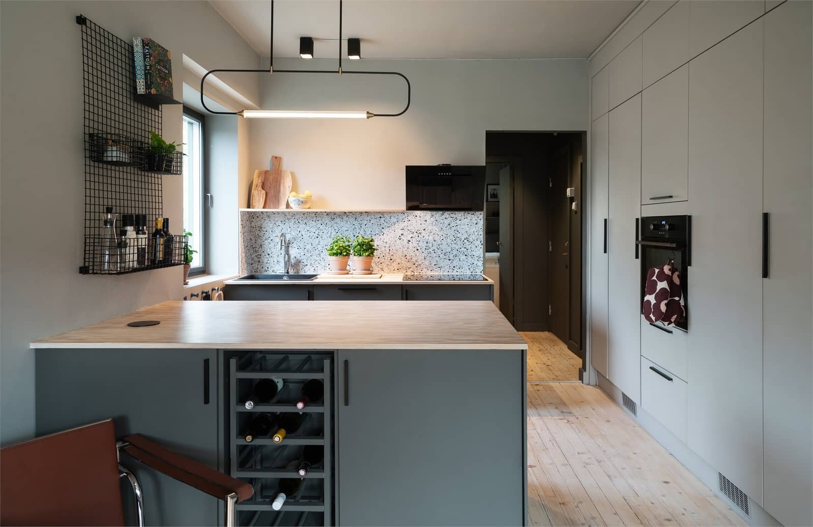 Kjøkkeninnredningen er fra HTH og var ny i 2019.
