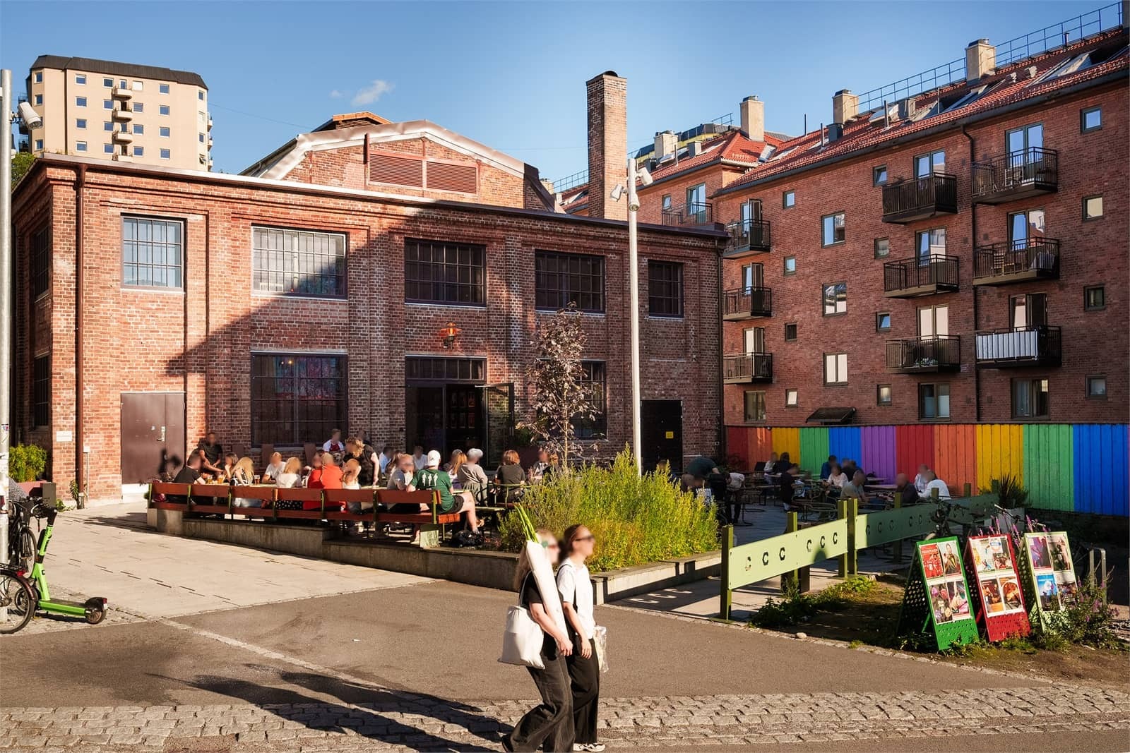 Carls "storstua på Carl Berners plass" er nesten 3000 kvm fordelt over en kafé &amp; bar, restaurant, uteservering, vinbar, og to store arrangementsrom. Den gamle fabrikken ble nominert til Cityprisen i 2025.