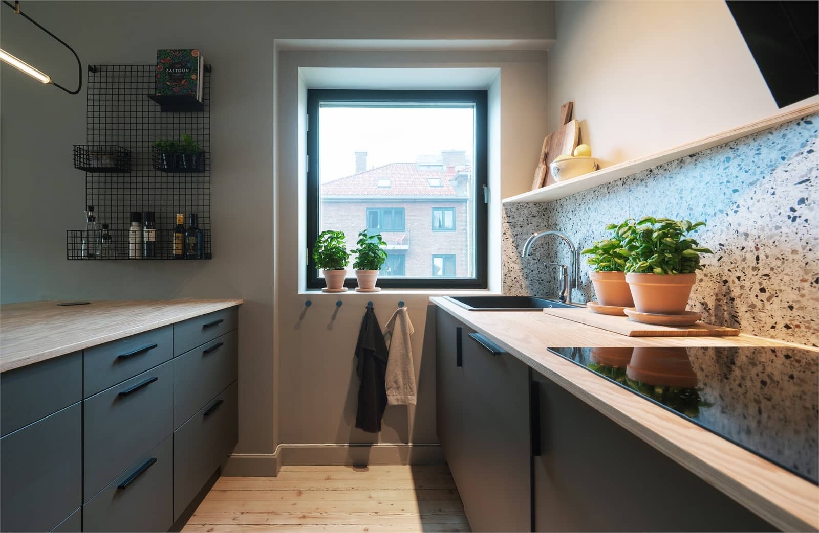 Her får du et stilfullt og praktisk kjøkken med god skap- og benkeplass, skreddersydd til leiligheten.