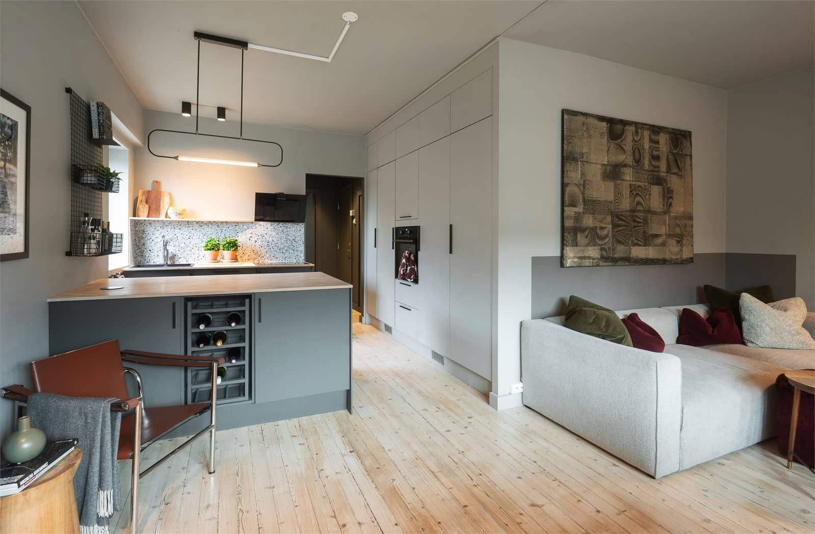 Leiligheten har delikate fargevalg, originale tregulv og moderne standard med kjøkken fra 2019.
