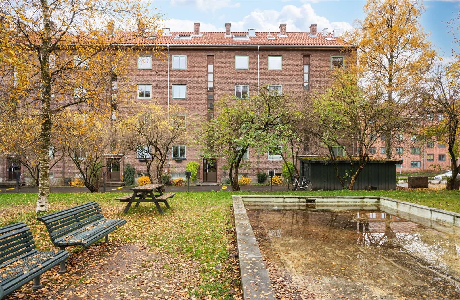 Soverommet vender ut mot rolig bakgård.