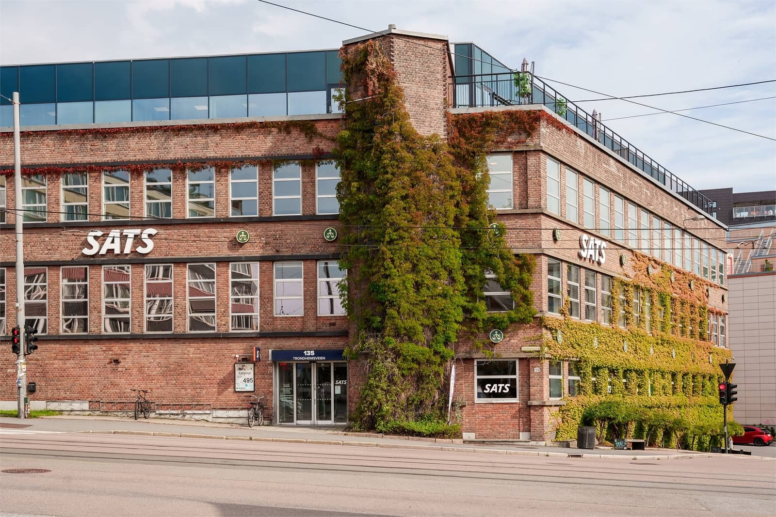 I området finner du mange treningssentre med SATS på Carl Berner, Fresh Fitness (avdeling Sinsen og Carl Berner), Mudo Gym og Fitness24seven.