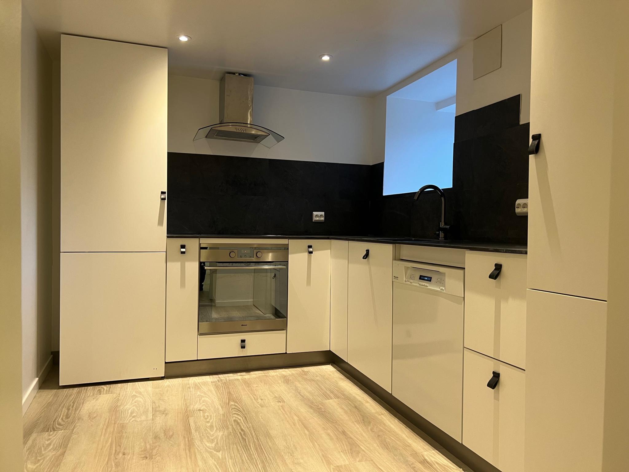 Kjøkken, delvis nytt kjøkkenutstyr 