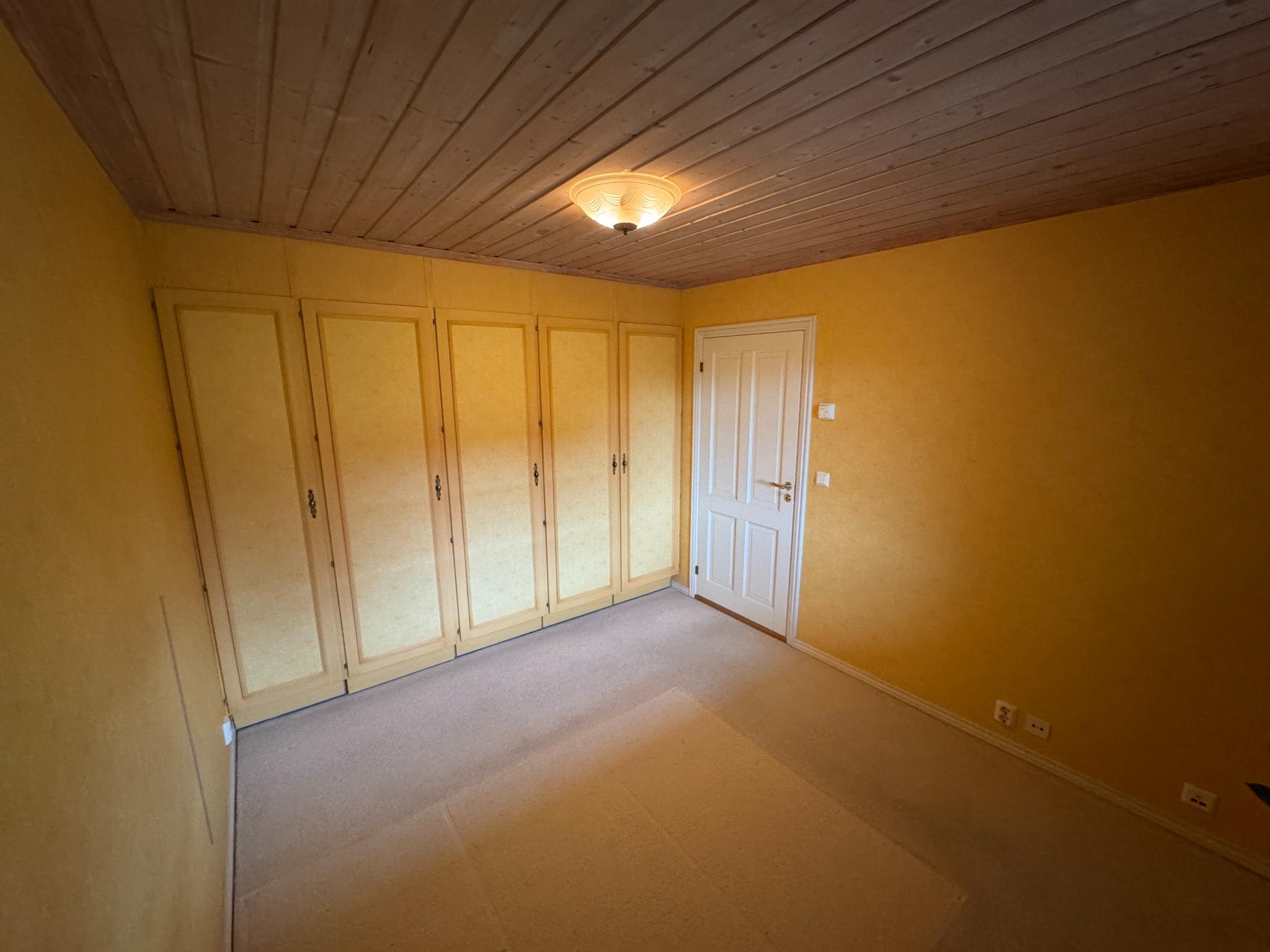 Teppet sitter løst og kan tas av. 