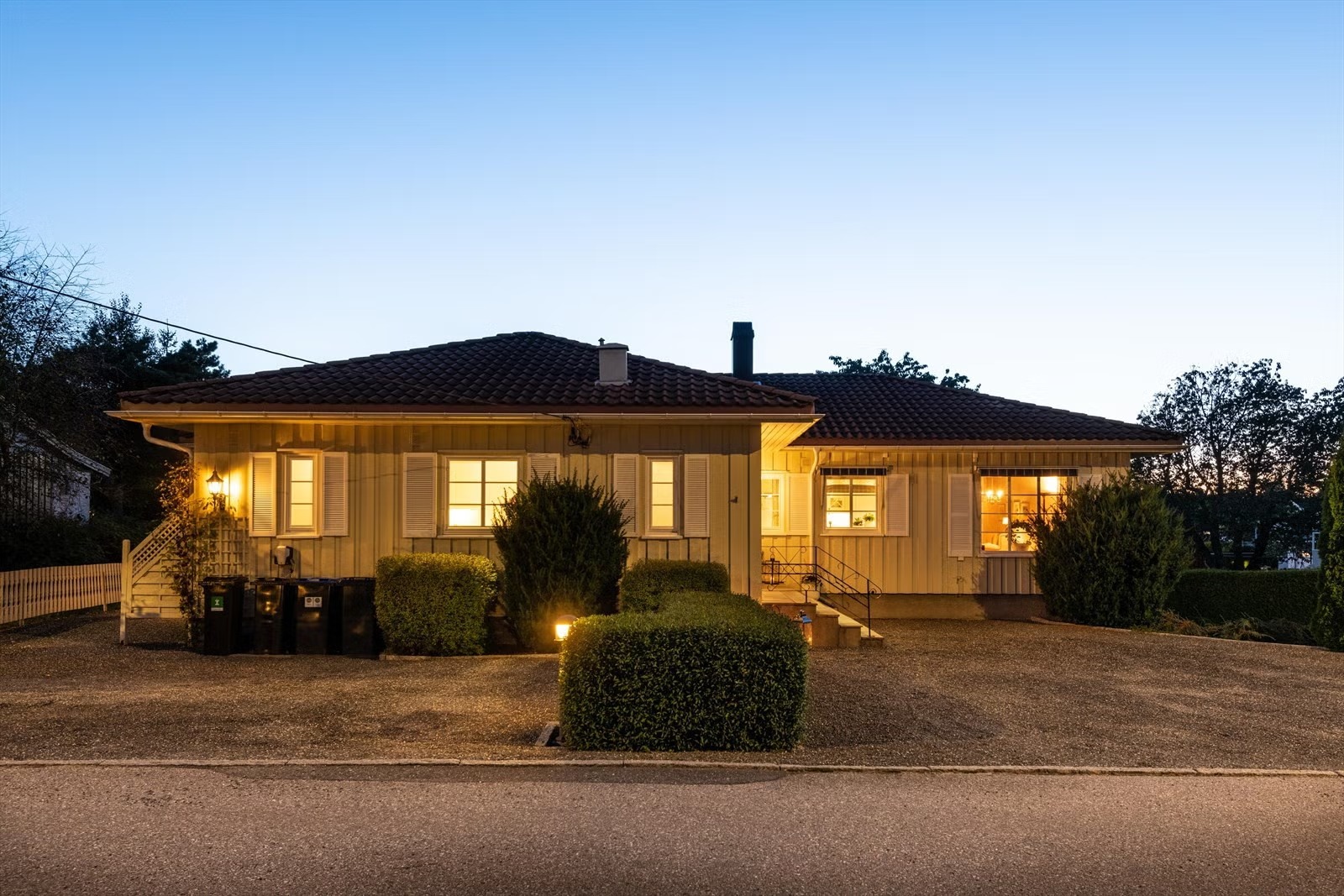 Forsiden av huset. Venstre siden er parkeringen som tilhører tomannsboligen 