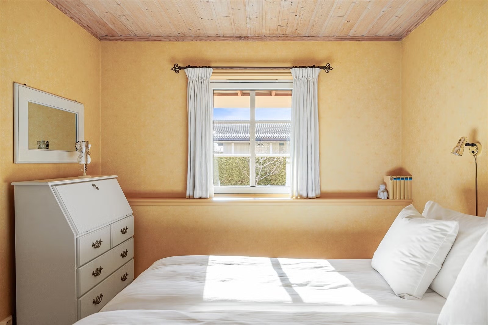 Stor fint vindu som slupper inn godt med dagslys. 