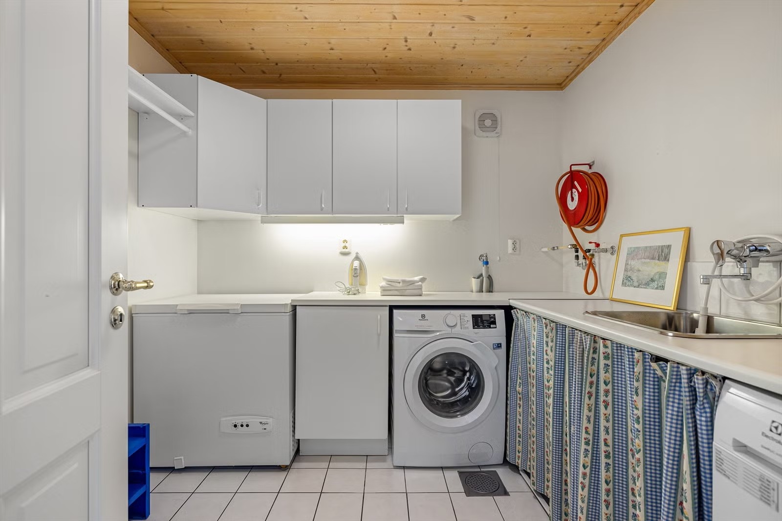 Vaskerom. Tørketrommel og oppvaskmaskin følger med. Fryser følger ikke med.