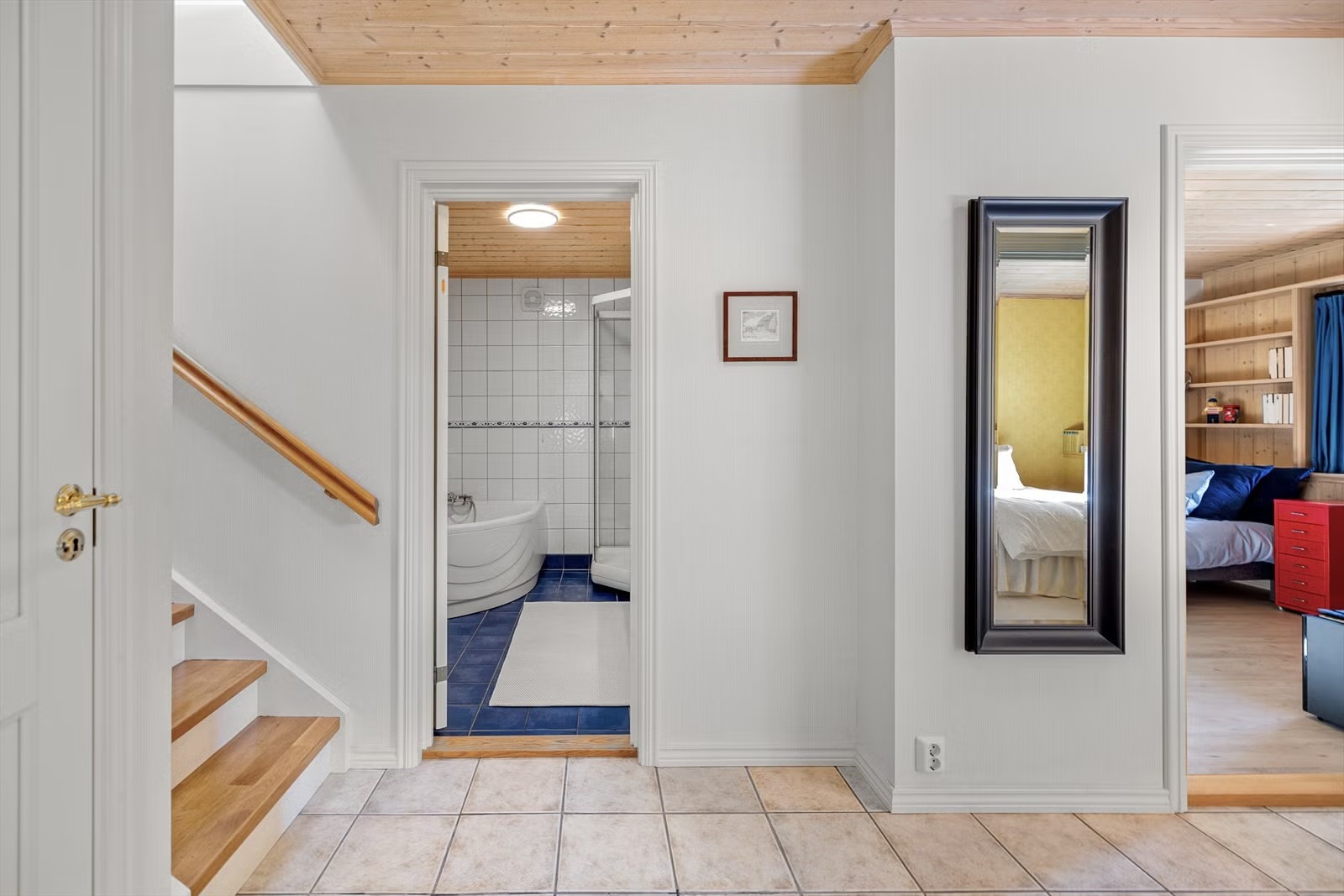 Flislagt gang tilhørende soverom, baderom og vaskerom. 