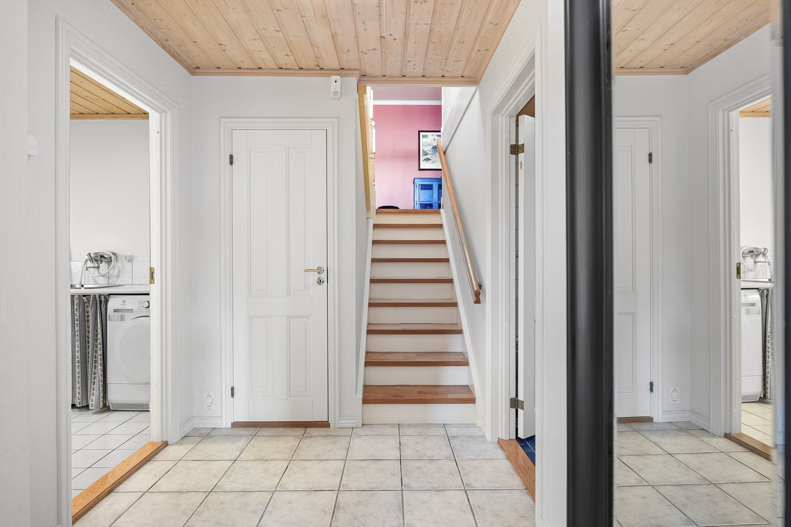 Flislagt gang tilhørende soverom, baderom og vaskerom. 