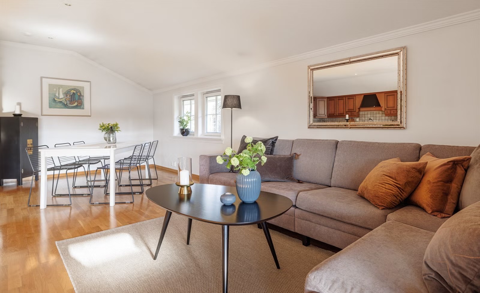 Stue. Veggen til soverommet vil komme ut fra høyre siden til vinduene, som vil skape en hyggelig avgrenset sone