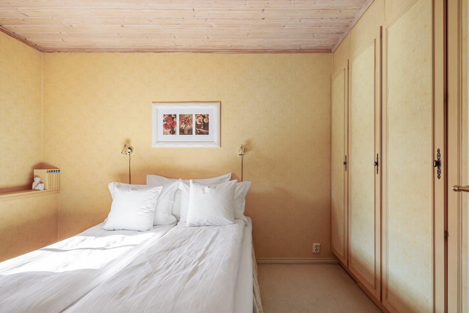 Soverom, med innbygget garderobeløsning med god lagring.
Seng følger ikke med.  