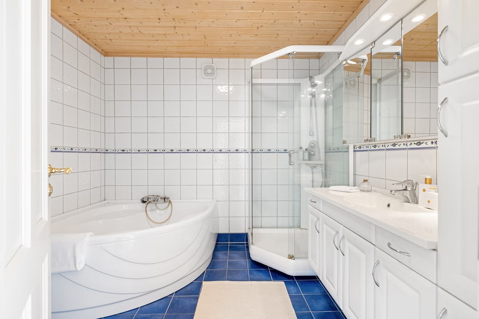 Baderom. Toalett på venstre side bak døren