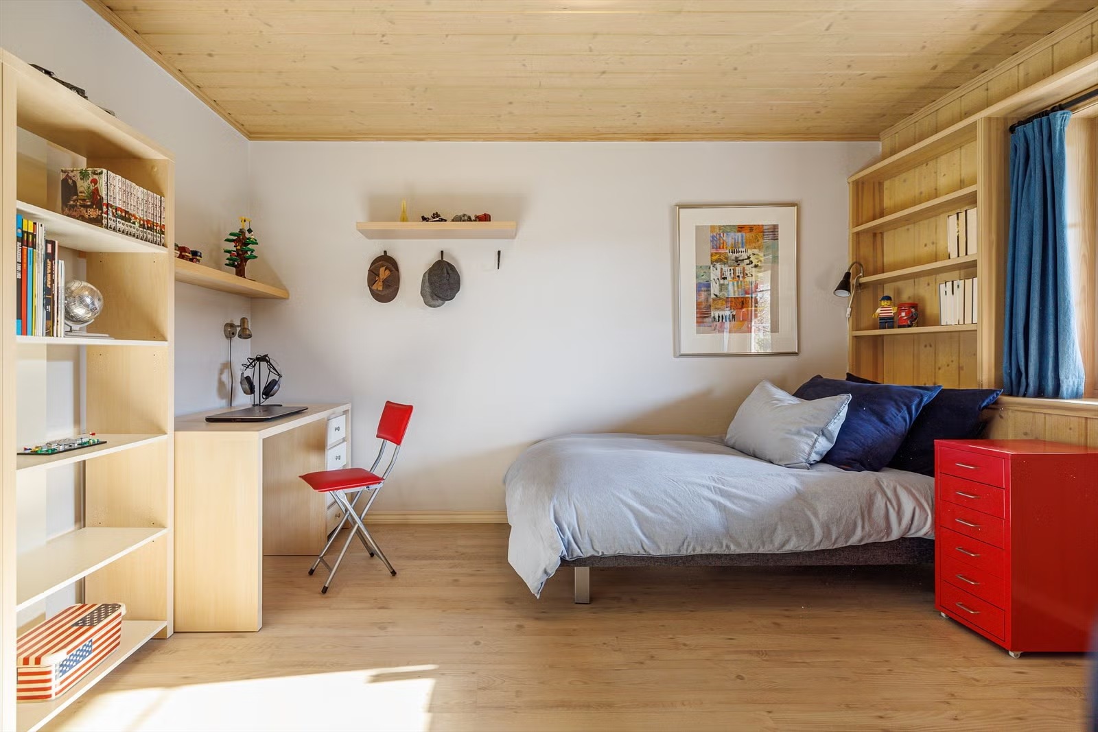 Soverom med plassbygde bokhylle rundt vindu. Hyller på venstre side står der i dag, samt 120 seng, hvis ønskelig. 