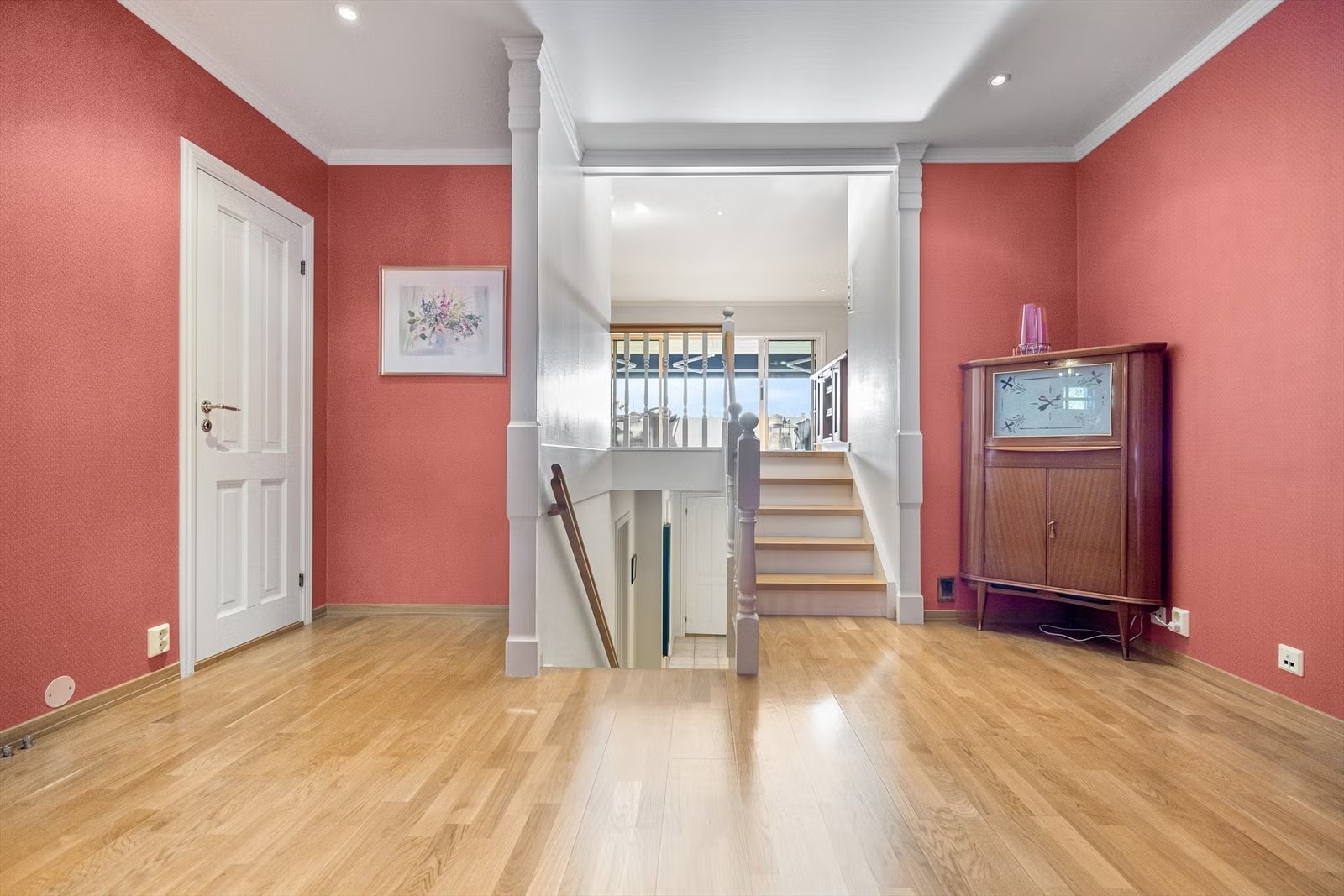 Gang som kobler entré og stue sammen. Toalett inn på venstre side