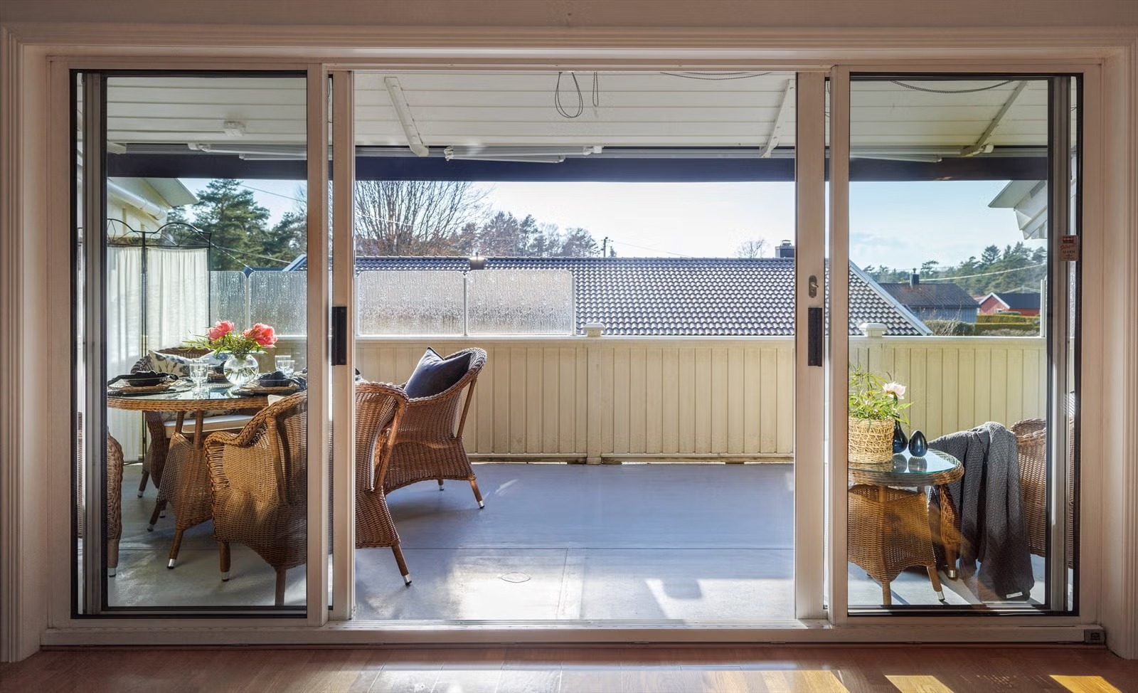 Skyvedører for åpen sone. Her er det varmelamper og elektrisk marksie