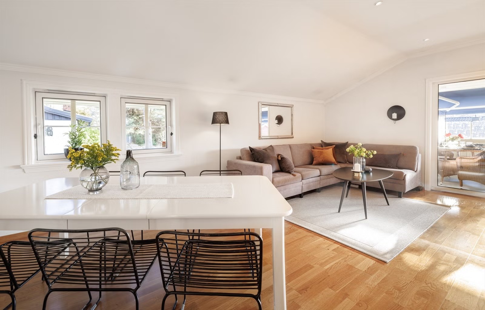 Stue. To vinduer som kommer inn i soverommet som skal bygges