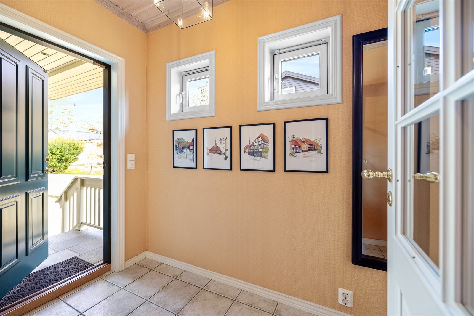 Flislagt entré. Varmekabler i skifertrappen på utsiden