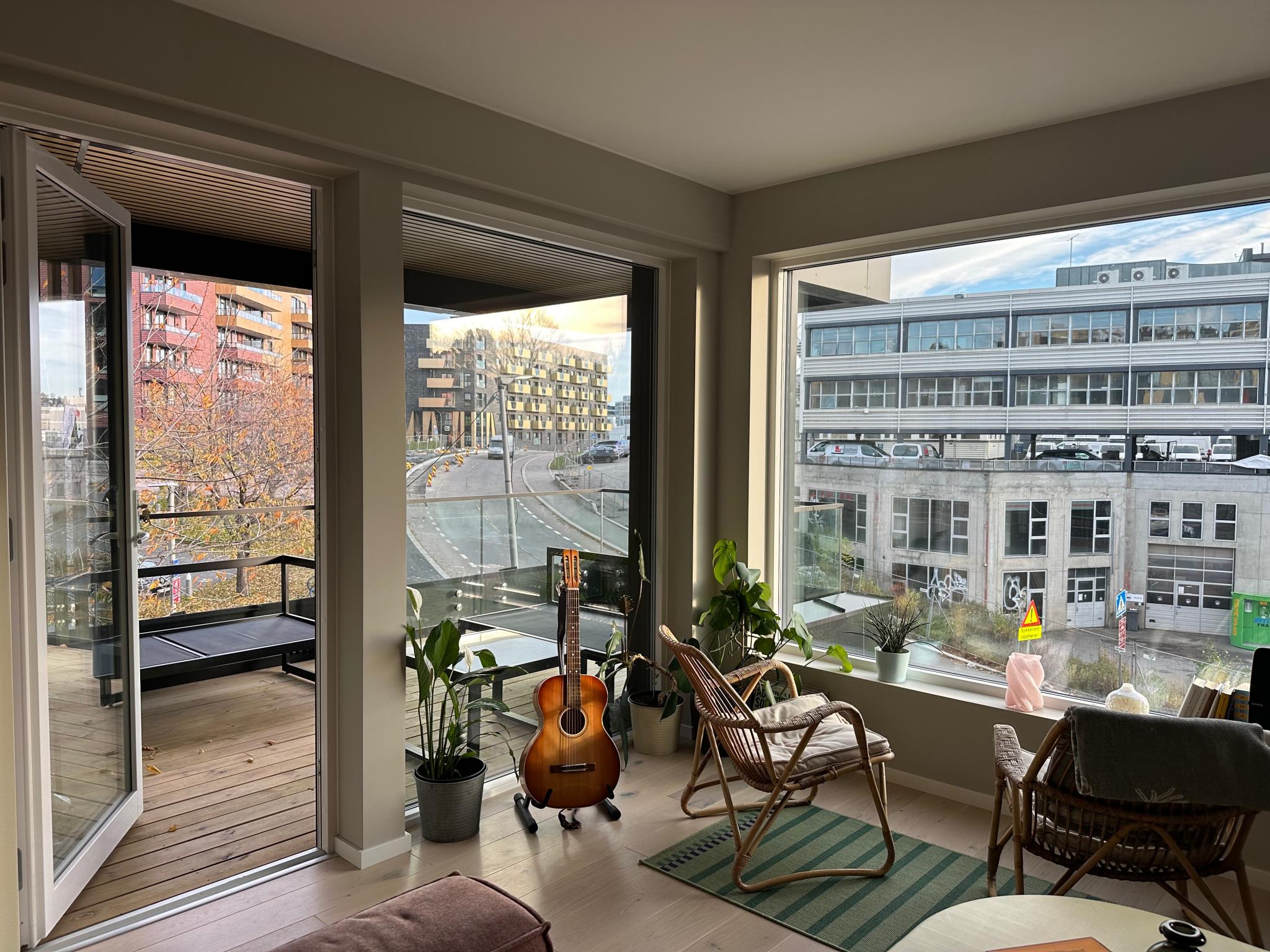 Stue/hovedrom med tilknyttet balkong. 