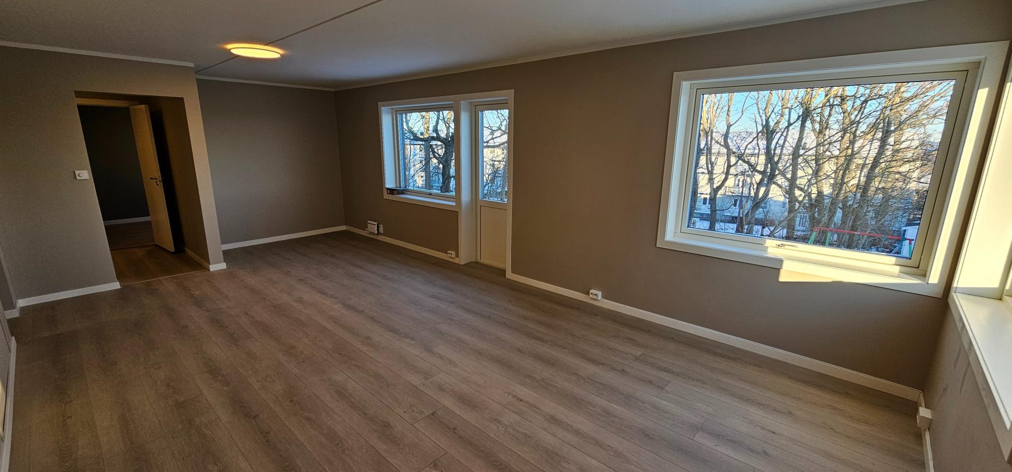 Stue uten innredning, annen vinkel