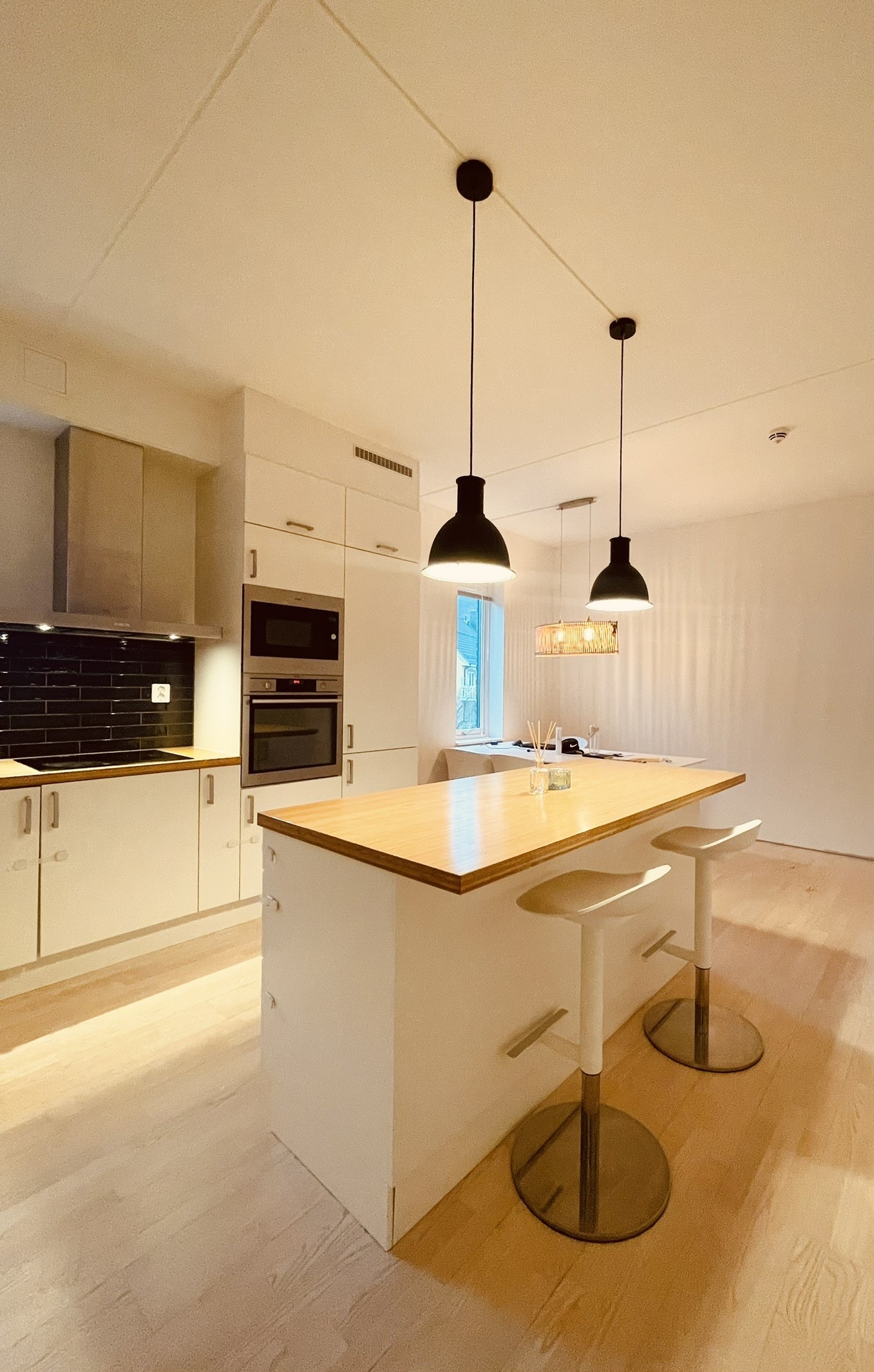 Stort og luftig kjøkken med gode lagringsplasser